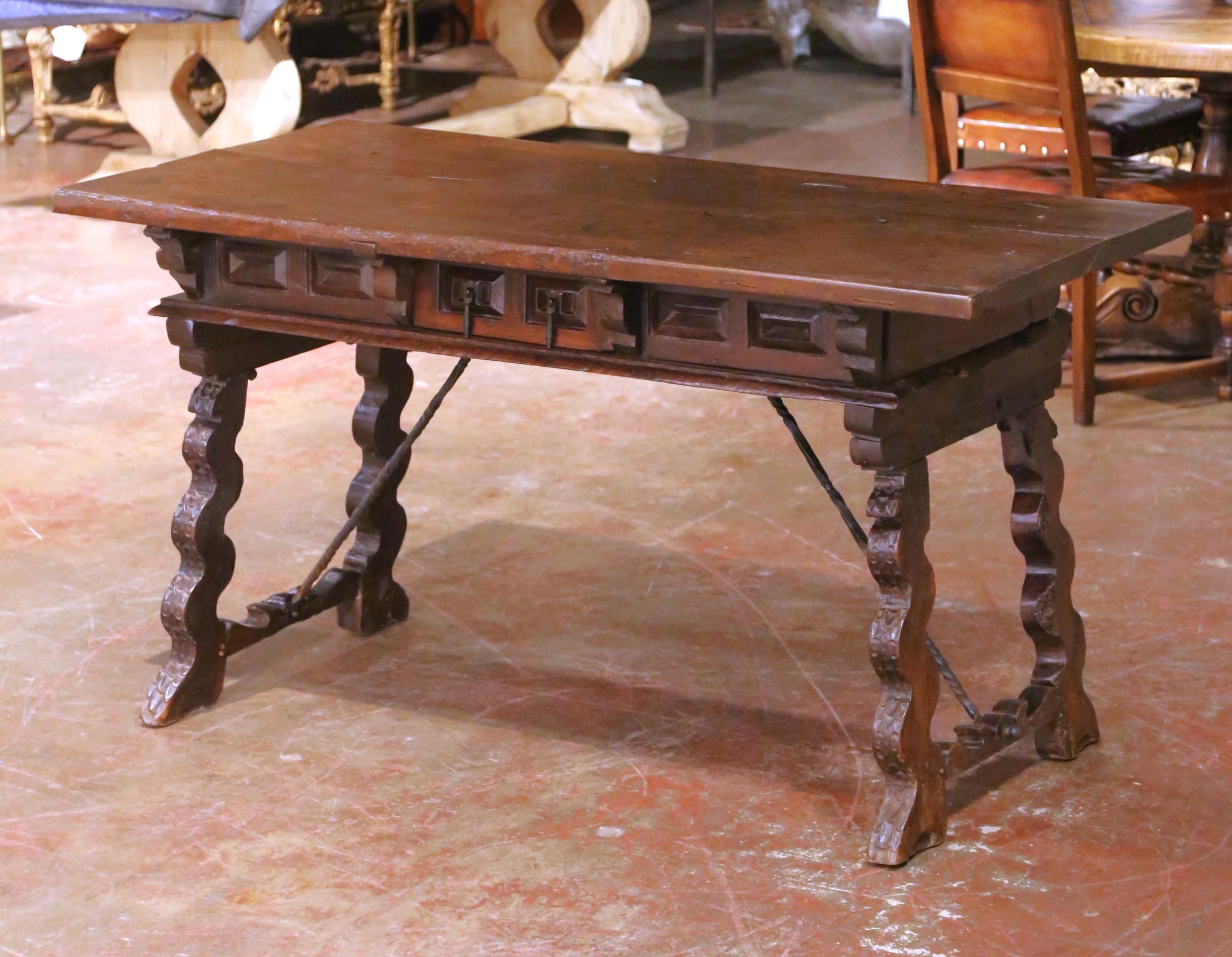 Spanischer Nussbaumschreibtisch mit geschnitzter Platte und drei Schubladen aus dem 18. (18. Jahrhundert) im Angebot