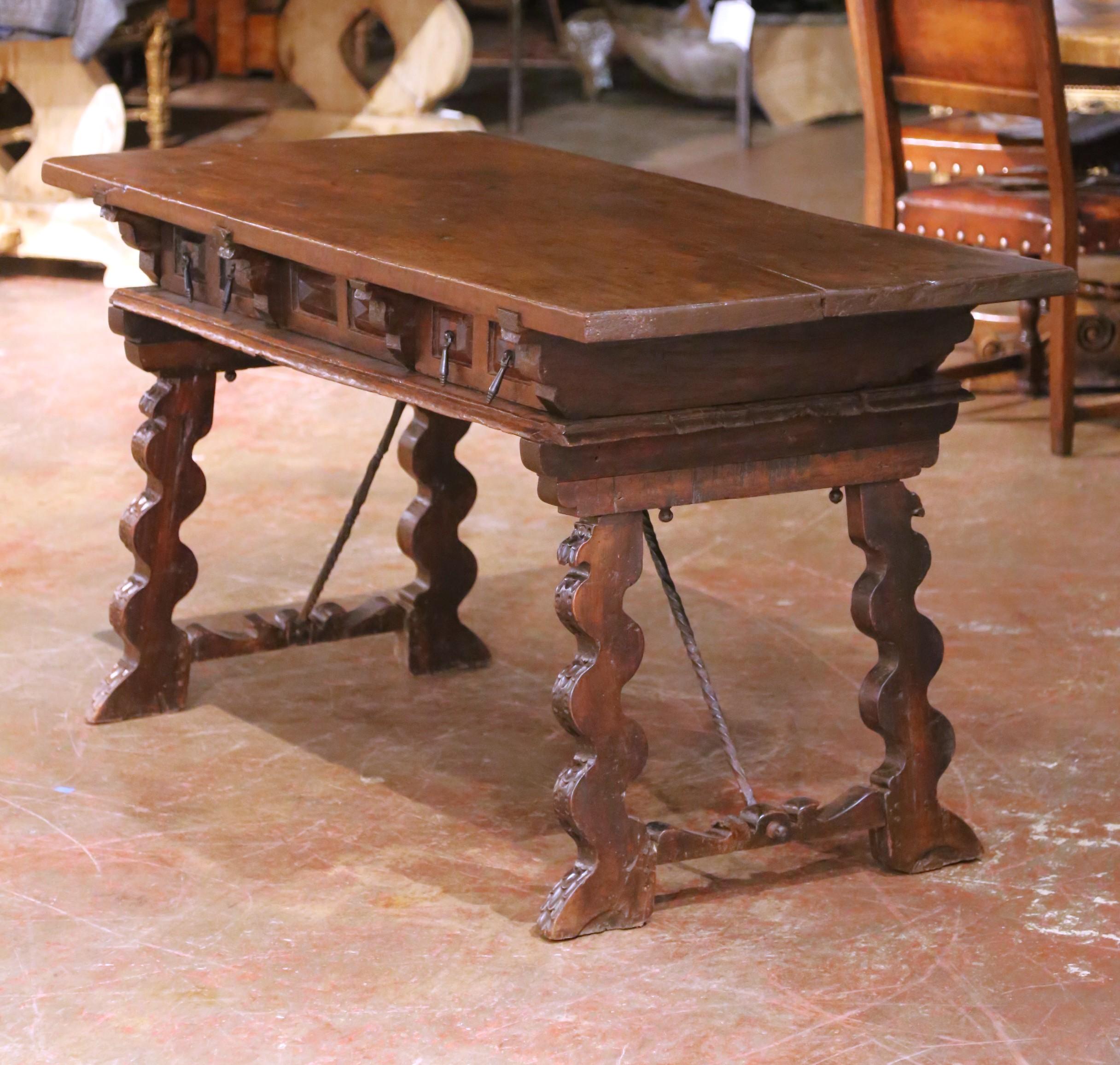 Spanischer Nussbaumschreibtisch mit geschnitzter Platte und drei Schubladen aus dem 18. (Walnuss) im Angebot