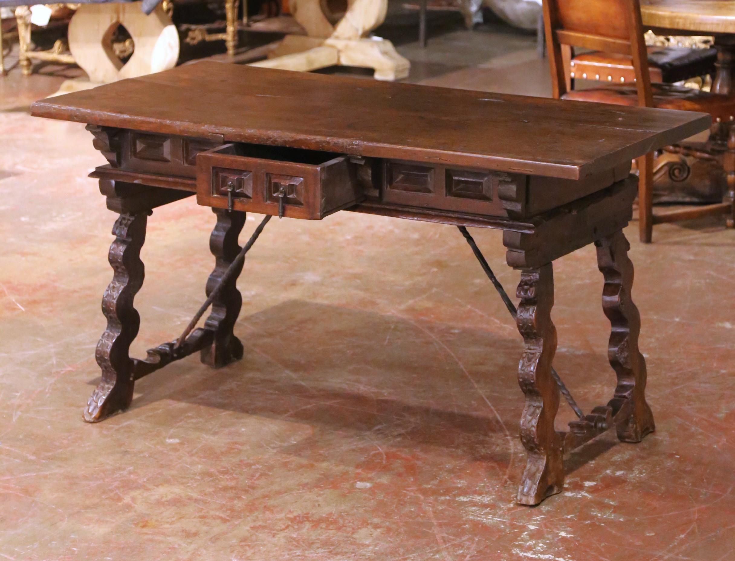 Spanischer Nussbaumschreibtisch mit geschnitzter Platte und drei Schubladen aus dem 18. im Angebot 1