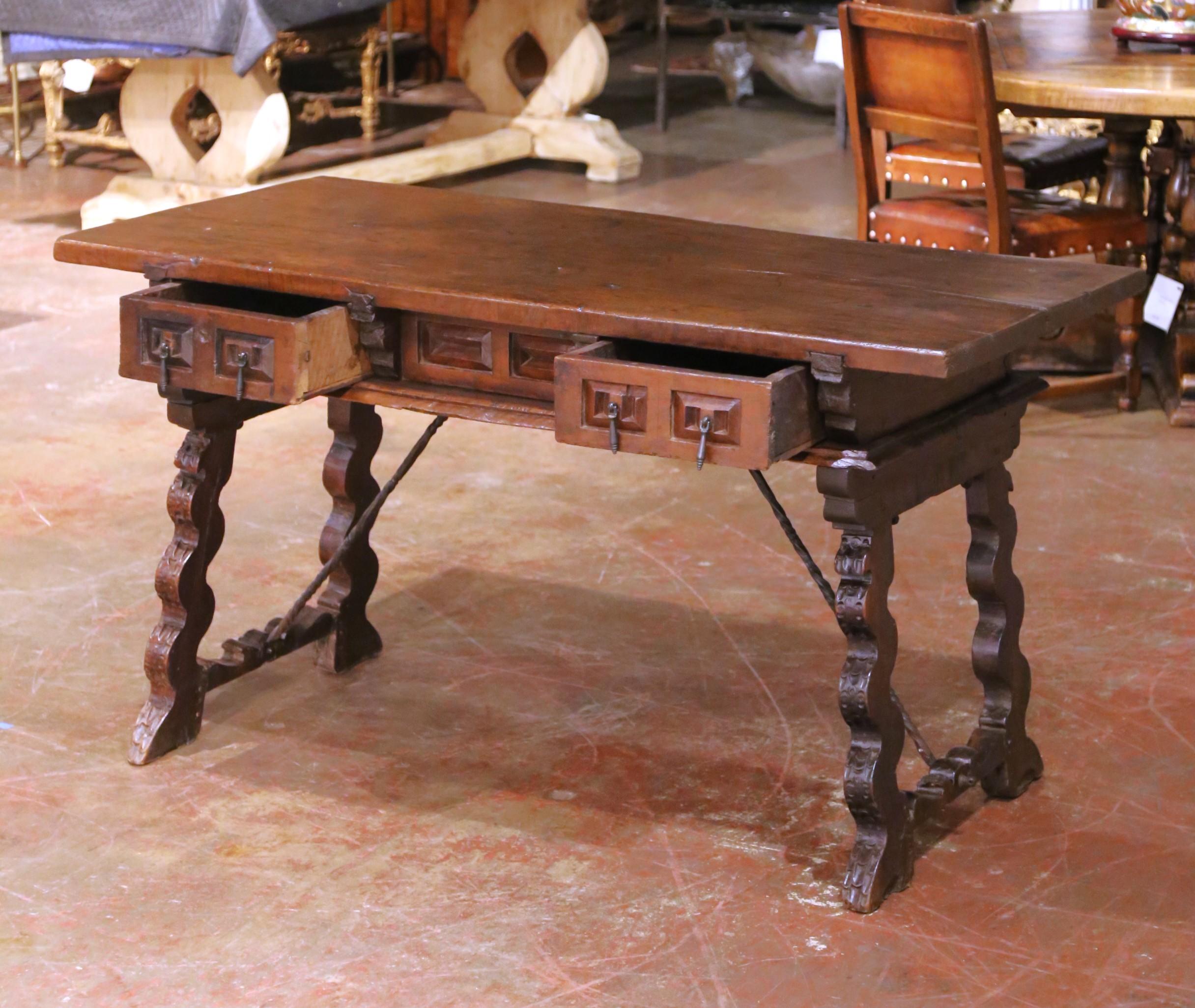 Spanischer Nussbaumschreibtisch mit geschnitzter Platte und drei Schubladen aus dem 18. im Angebot 2