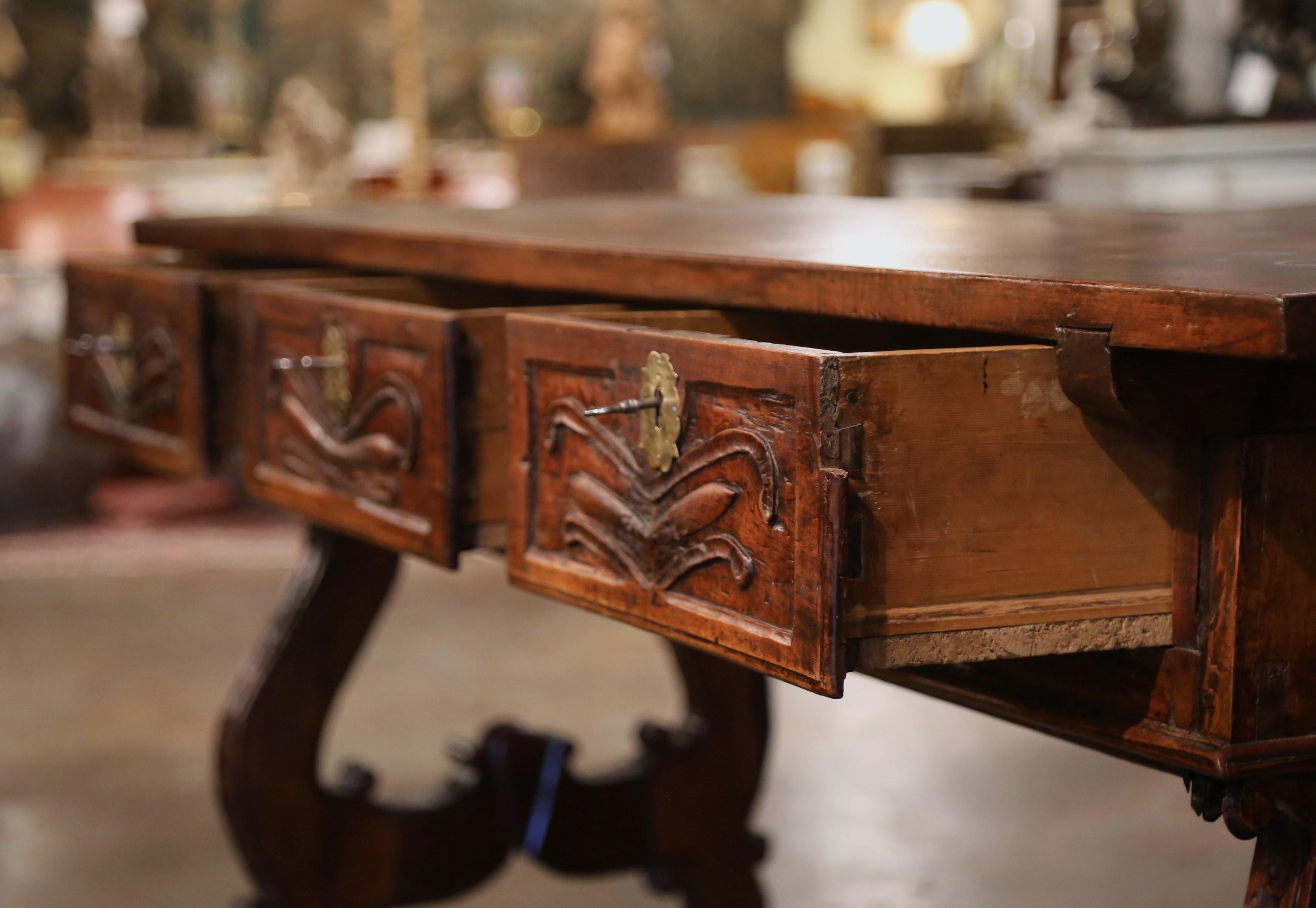 Table console à trois tiroirs en noyer sculpté du XVIIIe siècle, Espagne en vente 5