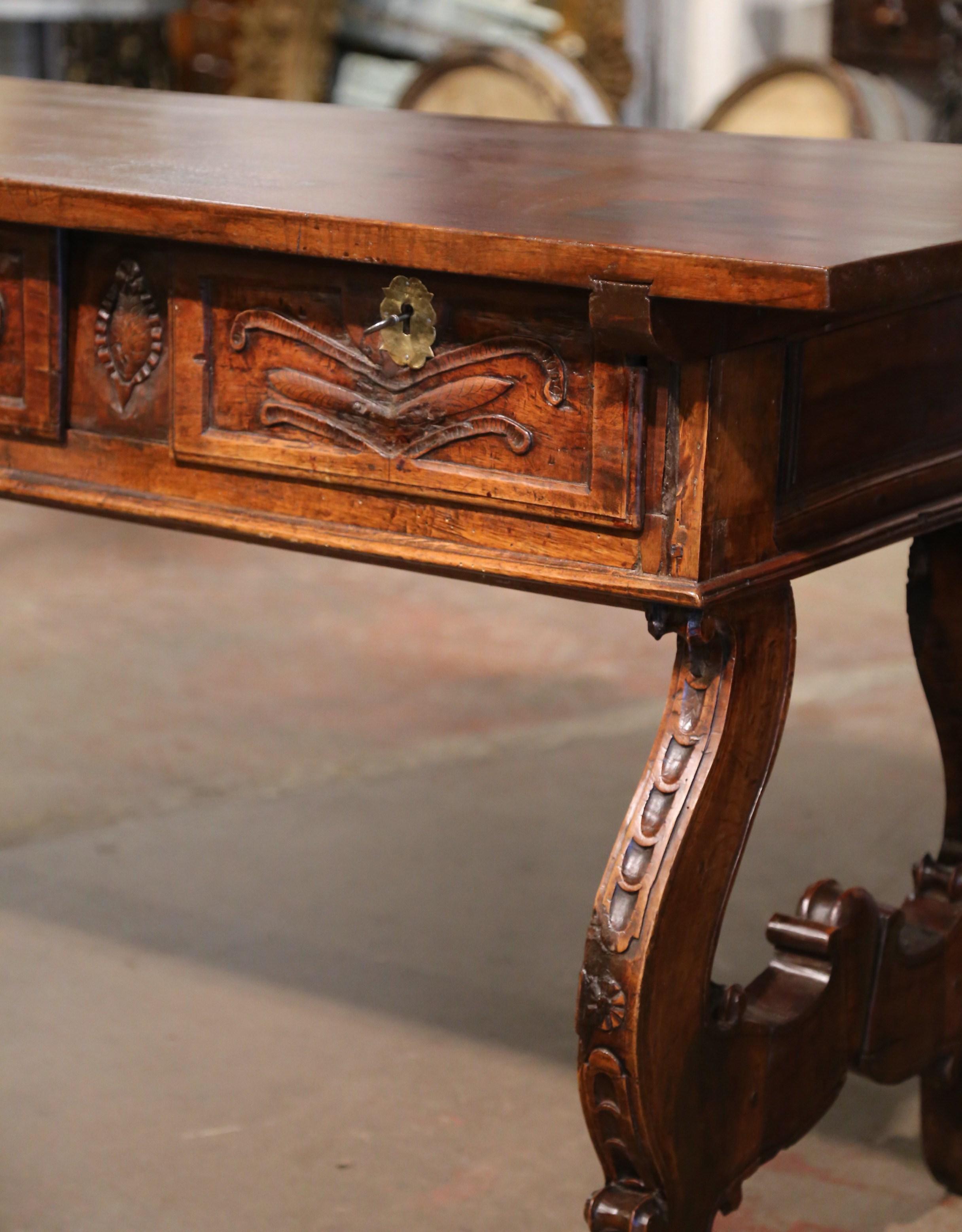 Table console à trois tiroirs en noyer sculpté du XVIIIe siècle, Espagne en vente 1