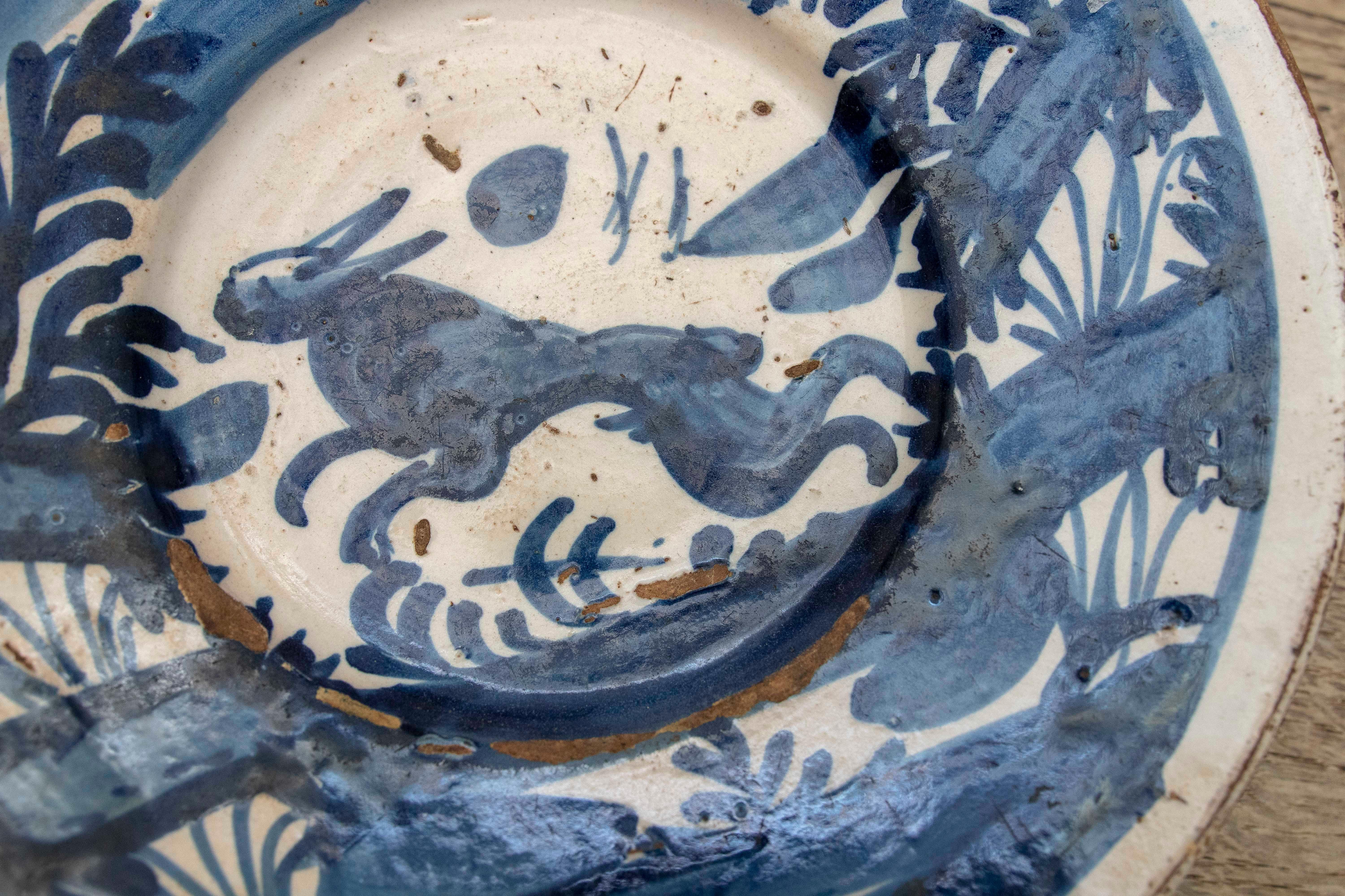 Spanischer Keramikteller aus dem 18. Jahrhundert mit einer ländlichen Szene (Glasiert) im Angebot