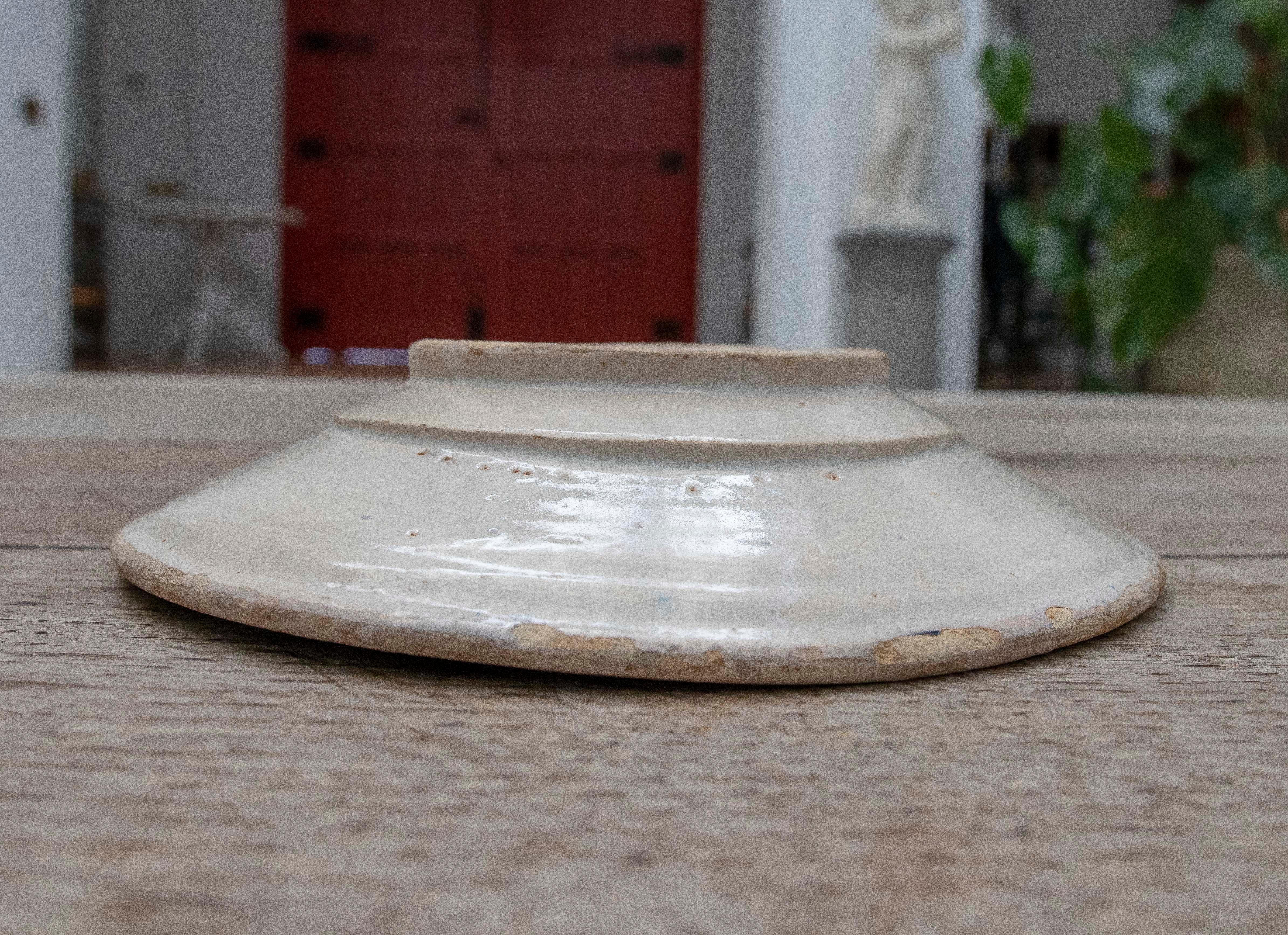 Piatto in ceramica spagnola del XVIII secolo con scena di campagna in vendita 3
