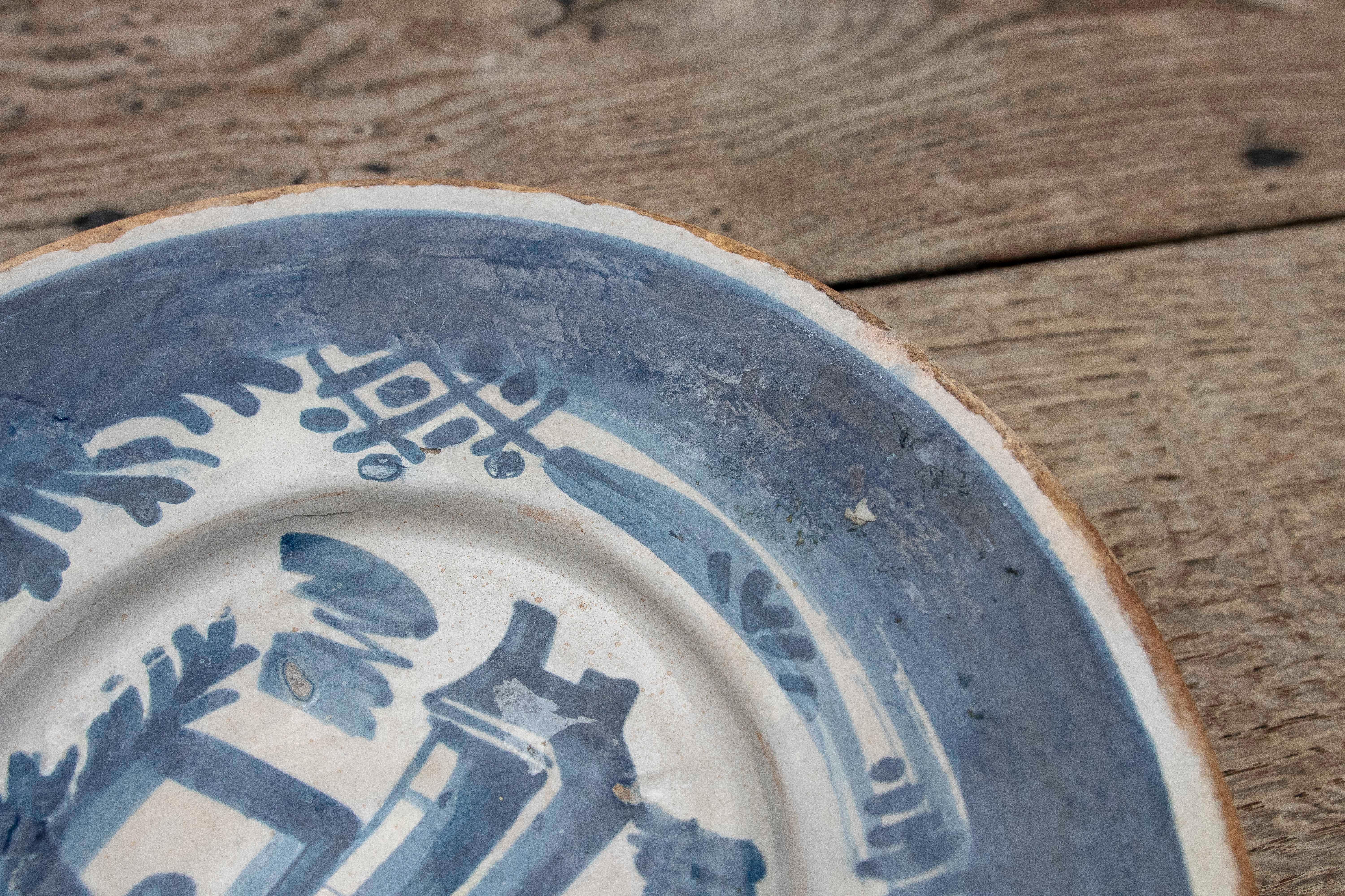 18th Century Spanish Ceramic Plate with Architectural Scene In Good Condition For Sale In Marbella, ES