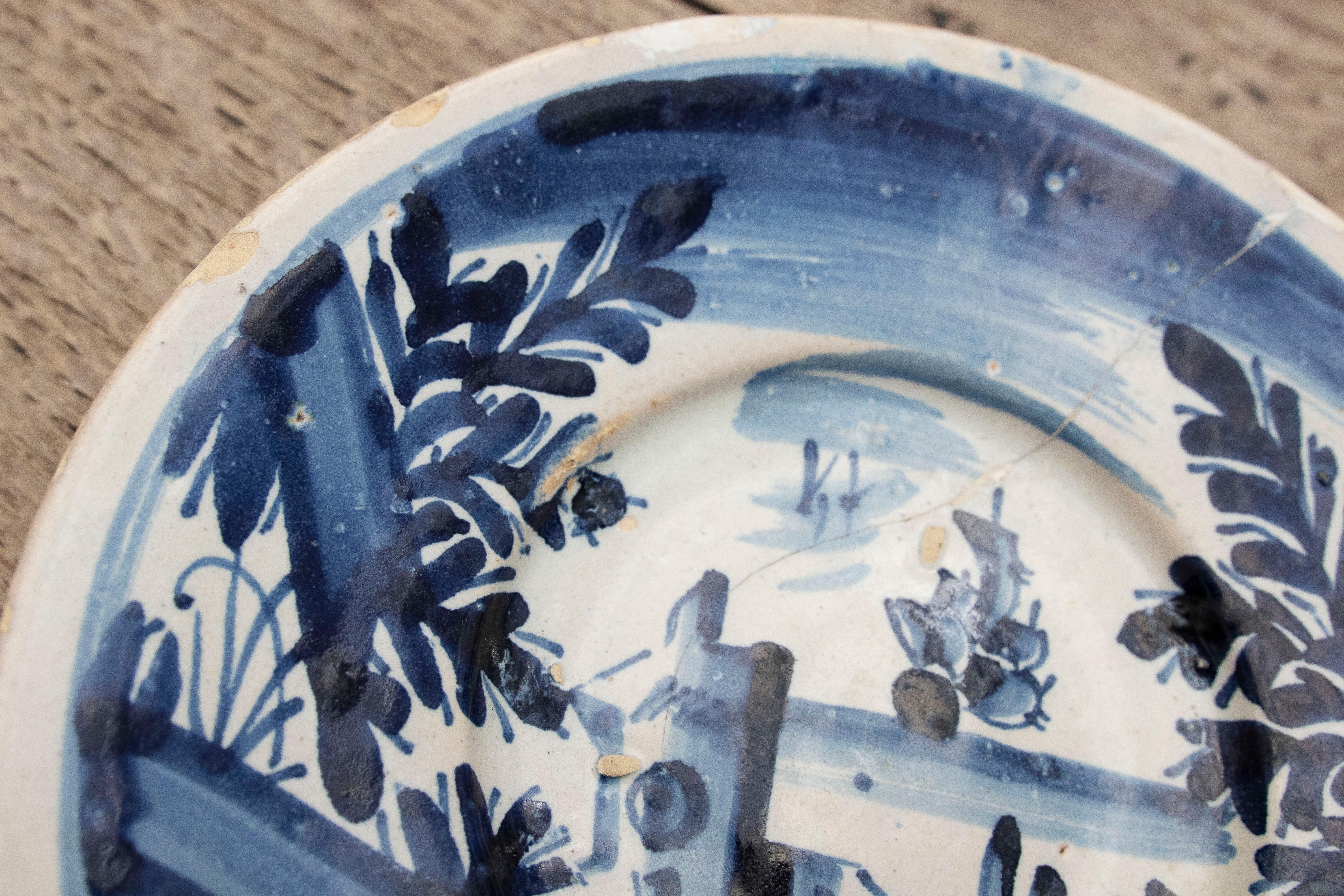 18th Century Spanish Ceramic Plate with Architectural Scene For Sale 3