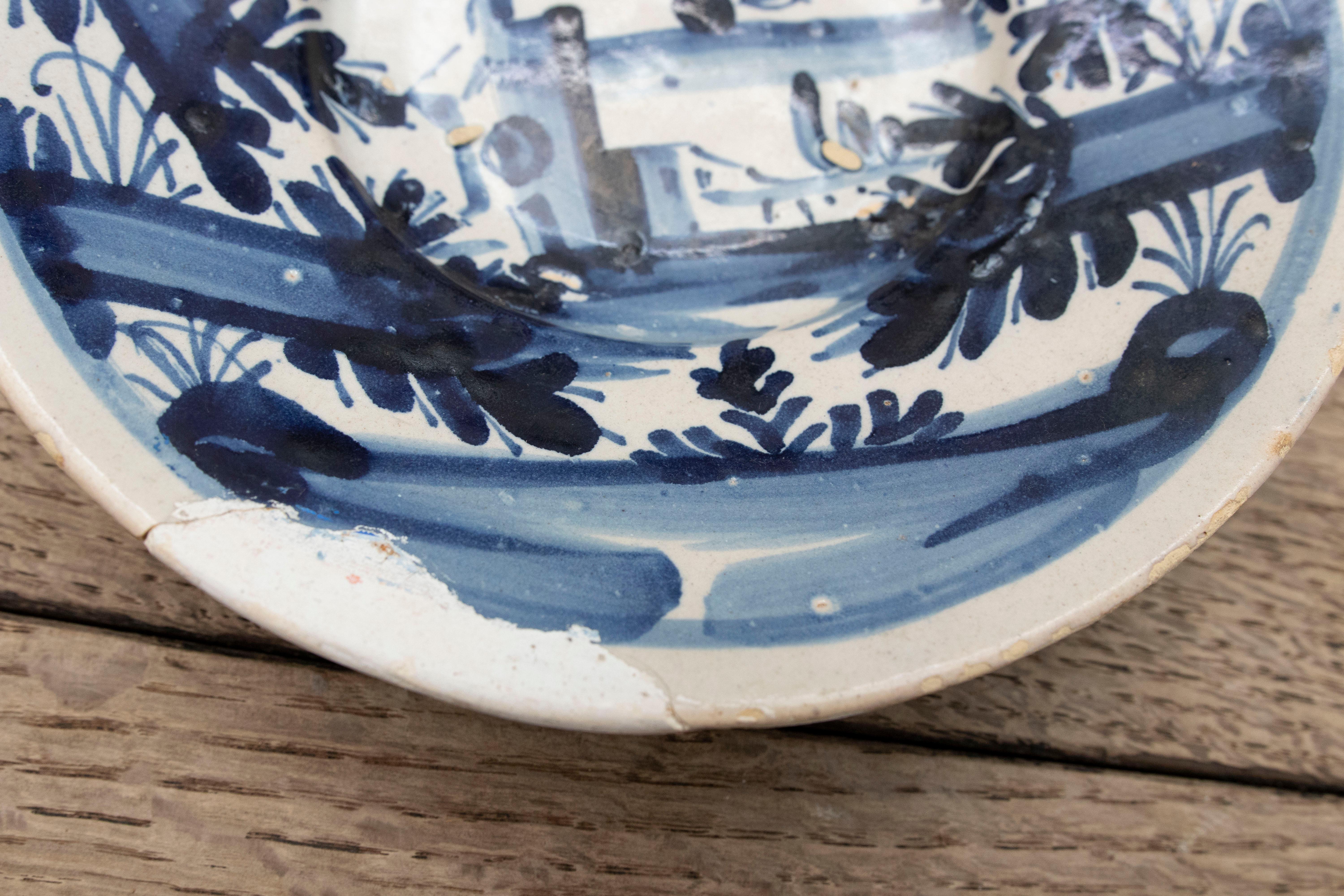 18th Century Spanish Ceramic Plate with Architectural Scene For Sale 4