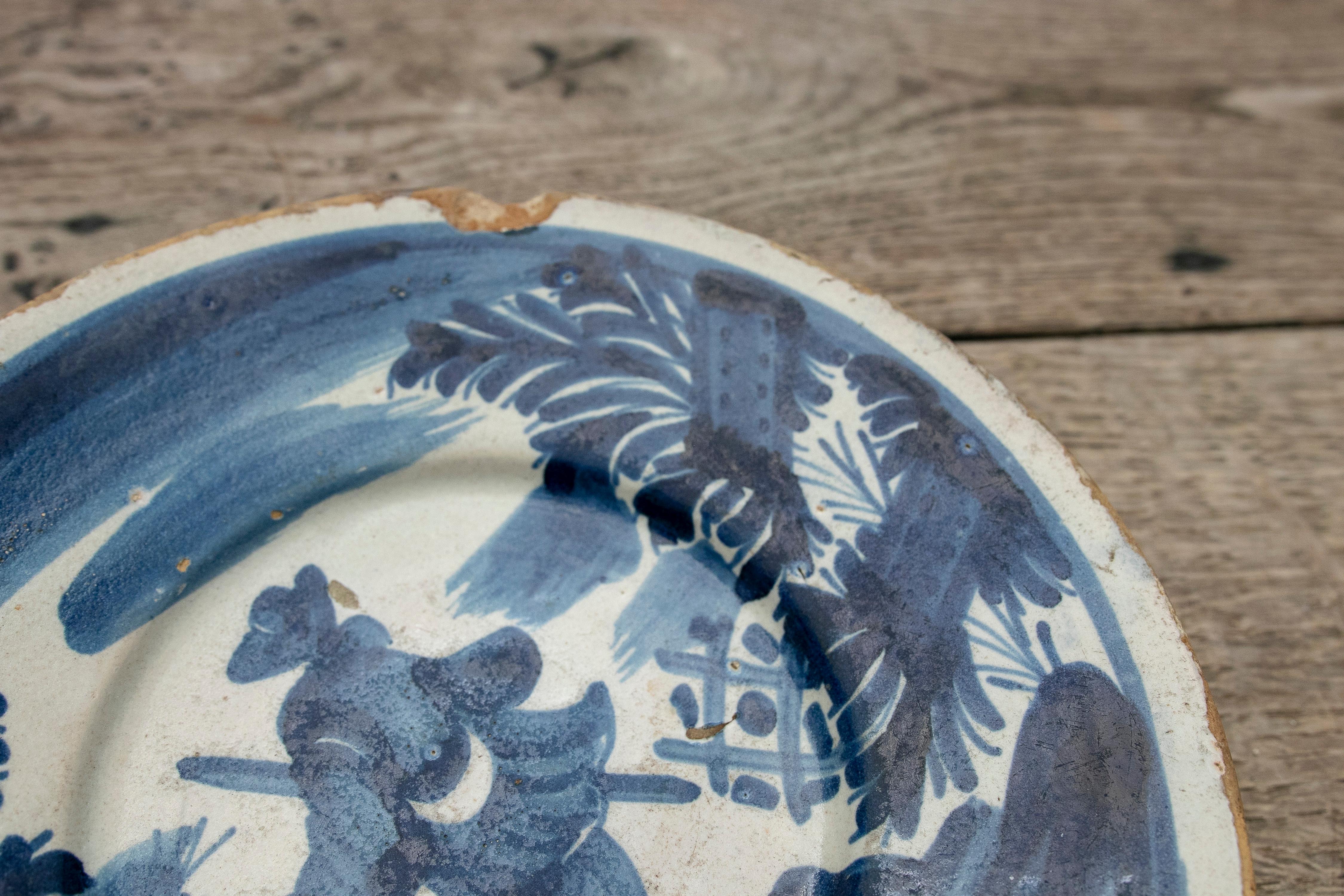 Spagnolo Piatto in ceramica spagnola del XVIII secolo con scena costumbrista in vendita