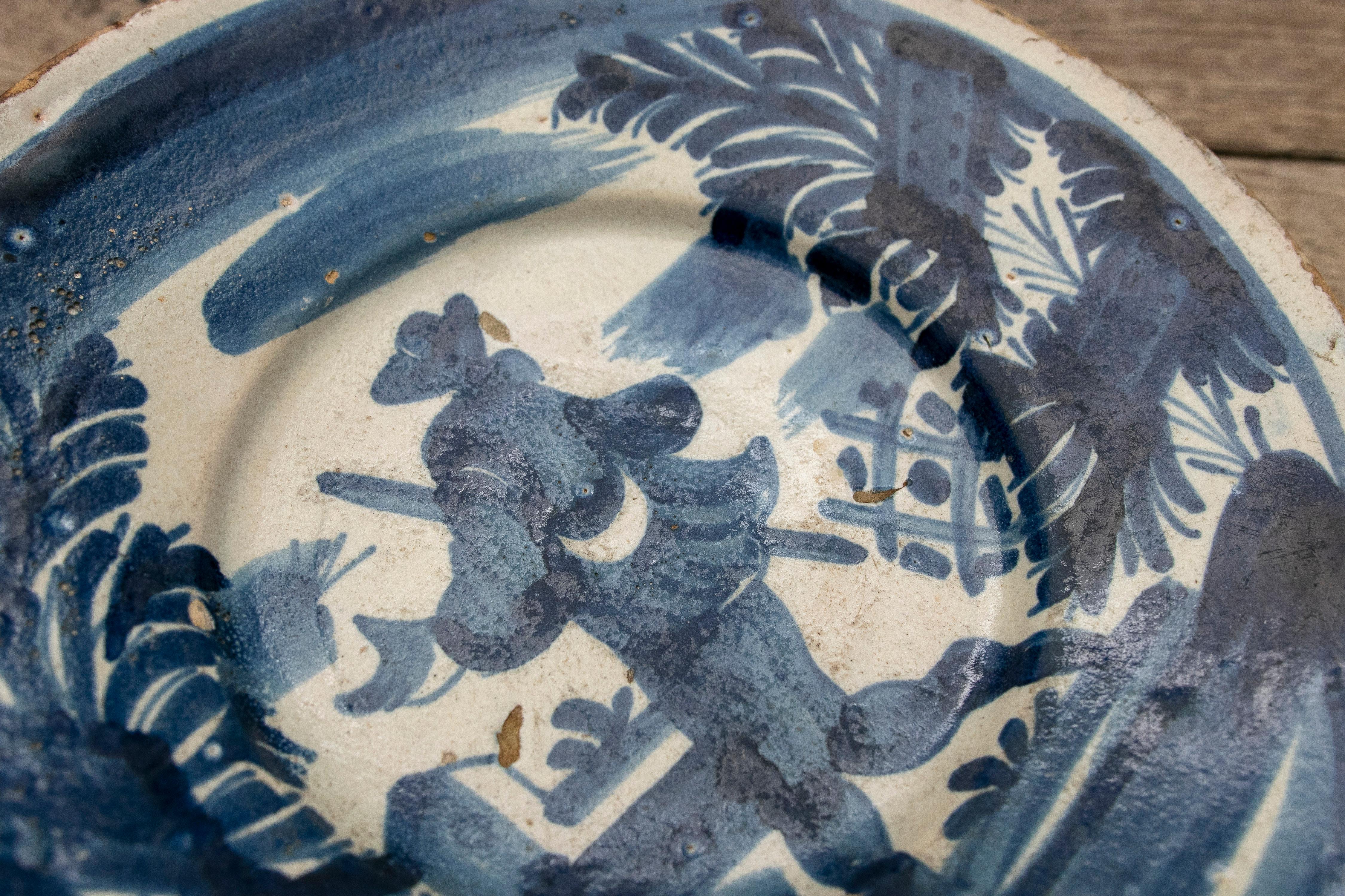 Spanischer Keramikteller aus dem 18. Jahrhundert mit Kostümbildhauer-Szene im Zustand „Gut“ im Angebot in Marbella, ES