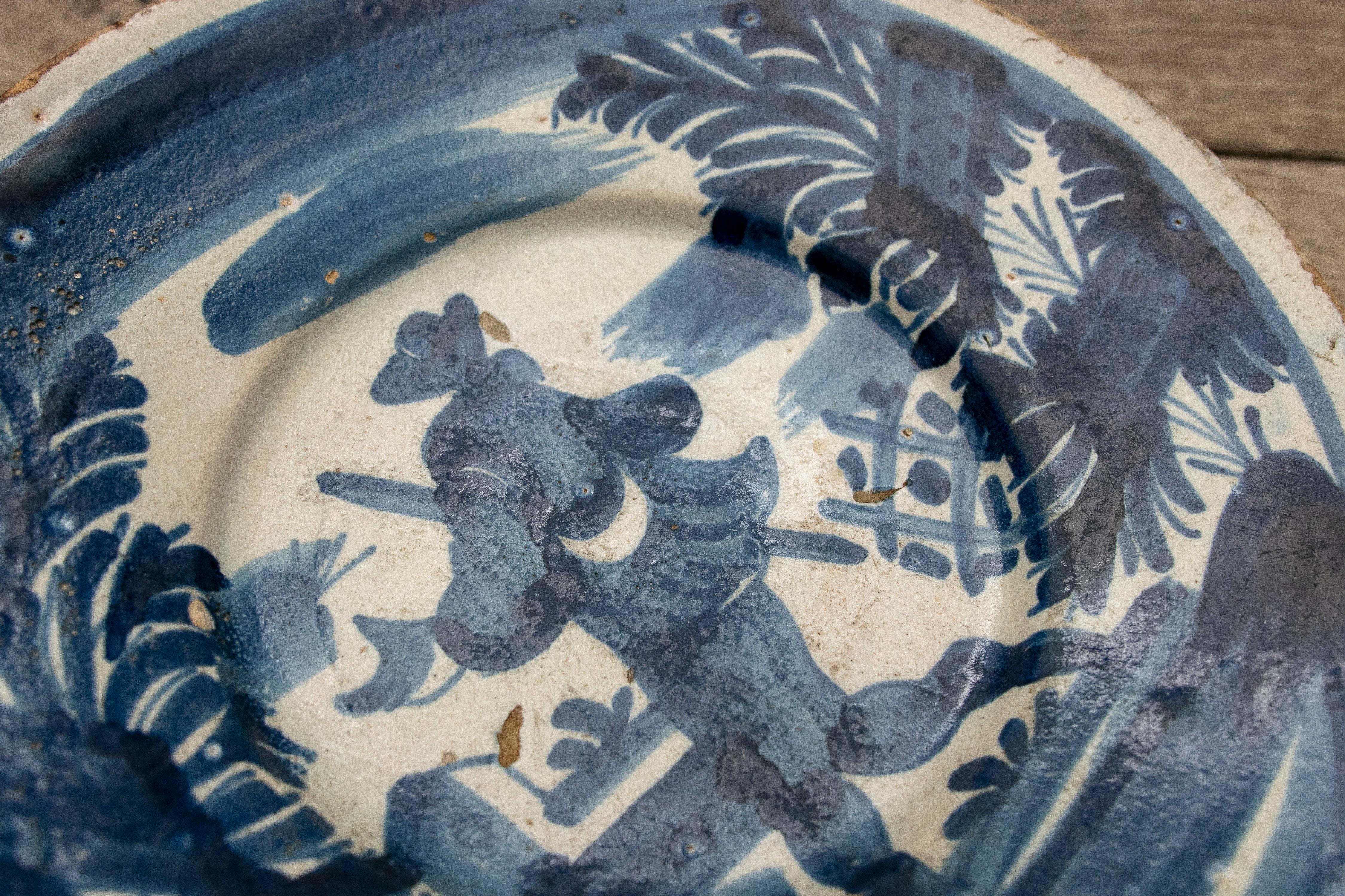 Smaltato Piatto in ceramica spagnola del XVIII secolo con scena costumbrista in vendita
