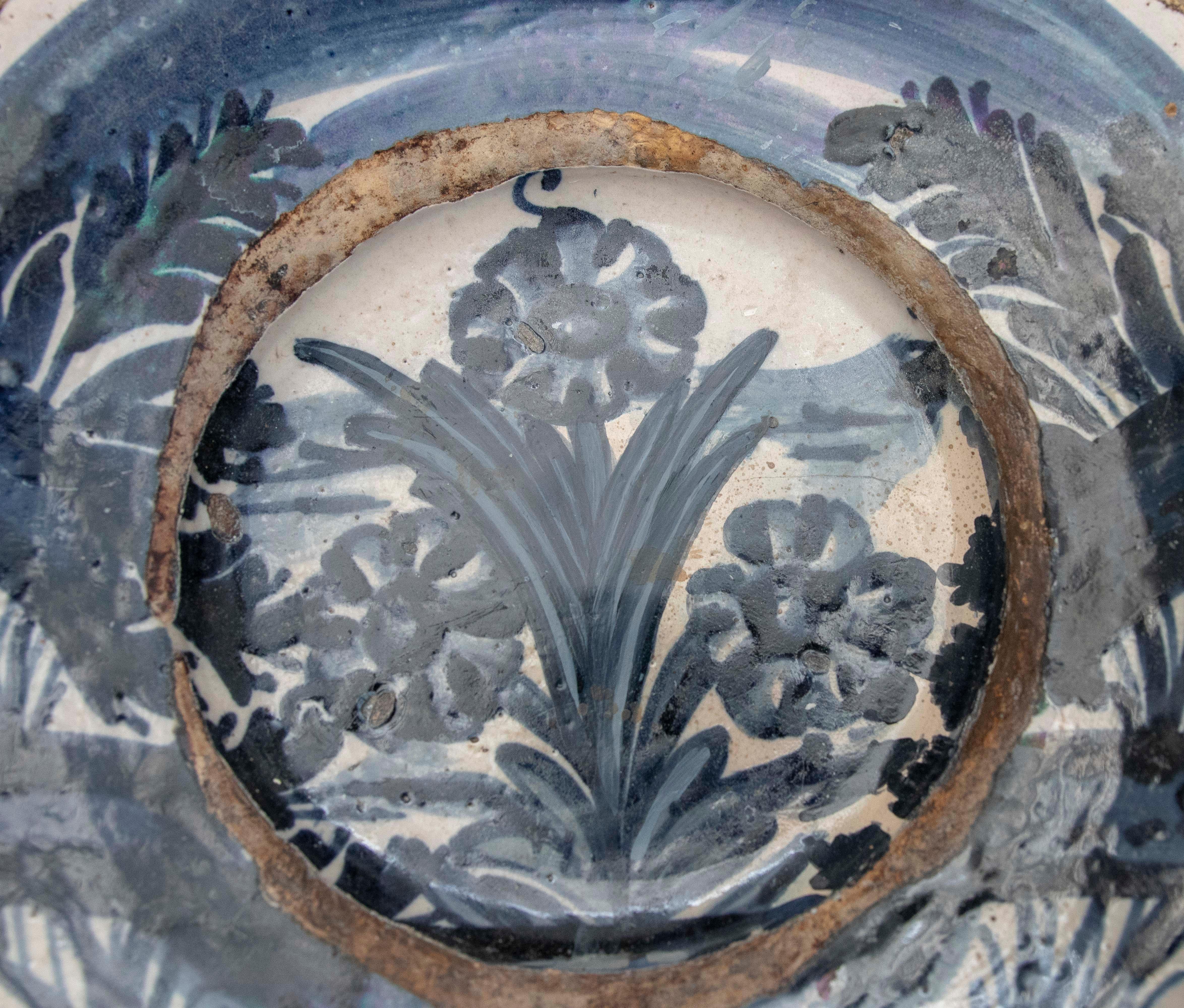 Vernissé Assiette en céramique espagnole du 18ème siècle avec fleurs  en vente
