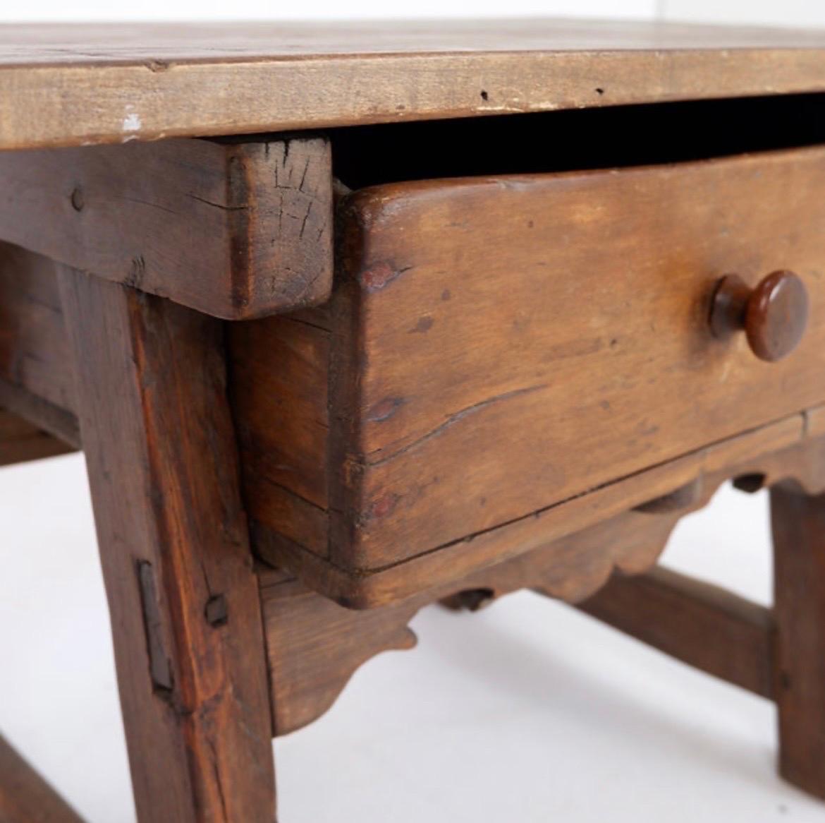 Table d'appoint espagnole en bois de châtaignier du 18e siècle en vente 3