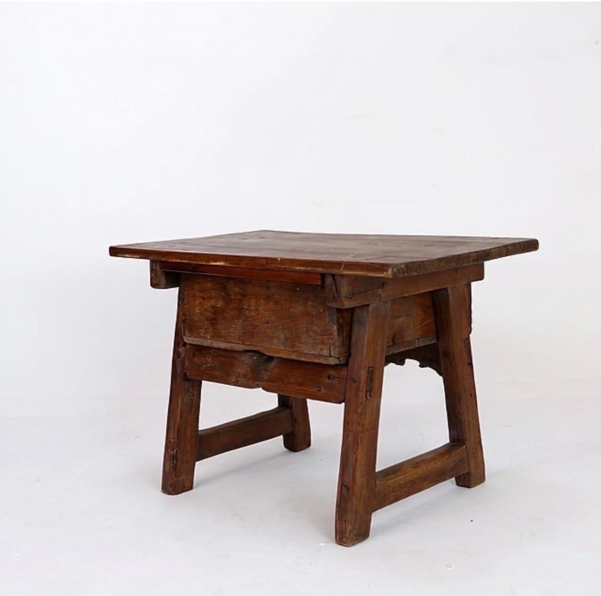 Table d'appoint espagnole en bois de châtaignier du 18e siècle en vente 4