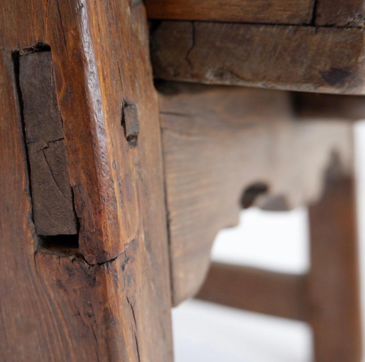 Table d'appoint espagnole en bois de châtaignier du 18e siècle en vente 5