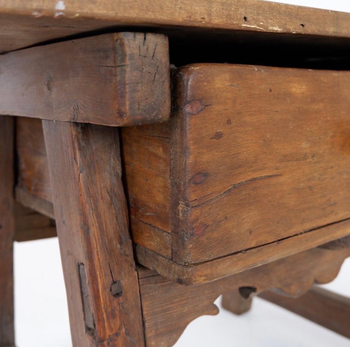 Table d'appoint espagnole en bois de châtaignier du 18e siècle

Usure correspondant à l'âge et à l'usage.

Décoration rurale rustique - 18e
Table d'appoint du milieu du XVIIIe siècle en noyer et châtaignier. Ce type de table est traditionnellement