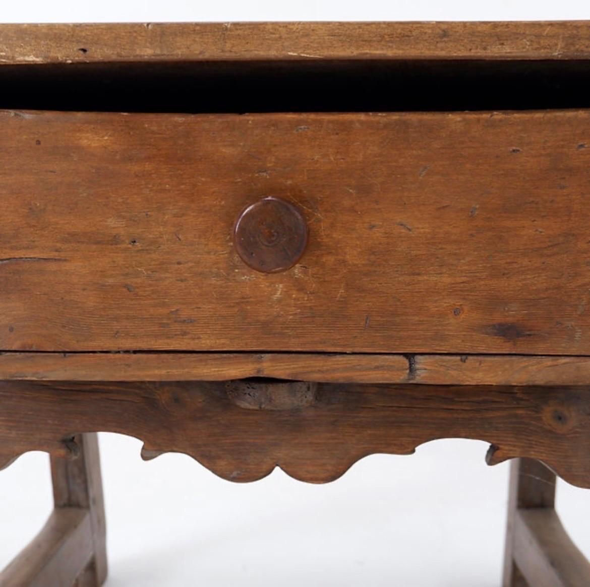 Campagne Table d'appoint espagnole en bois de châtaignier du 18e siècle en vente
