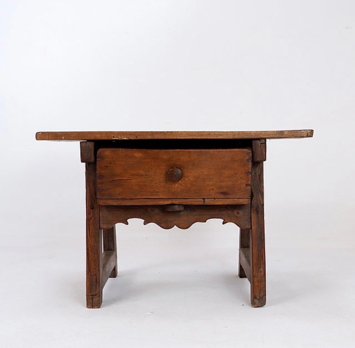 Espagnol Table d'appoint espagnole en bois de châtaignier du 18e siècle en vente