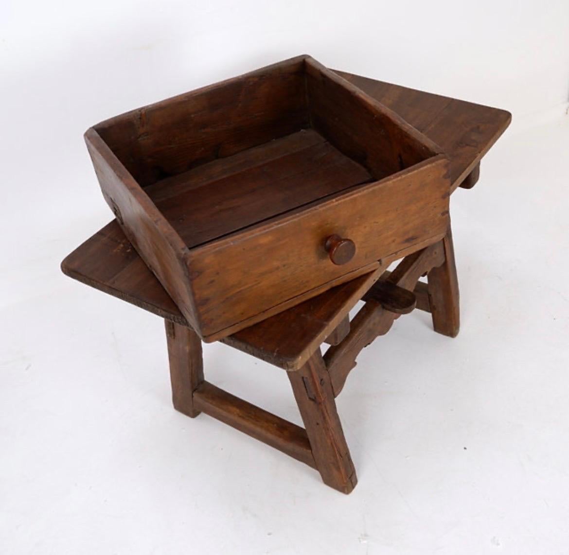 XVIIIe siècle Table d'appoint espagnole en bois de châtaignier du 18e siècle en vente