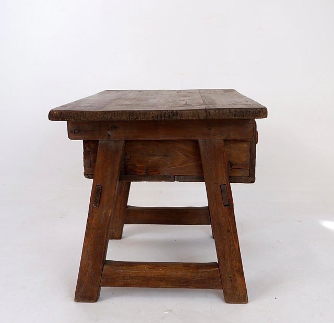 Bois de feuillus Table d'appoint espagnole en bois de châtaignier du 18e siècle en vente