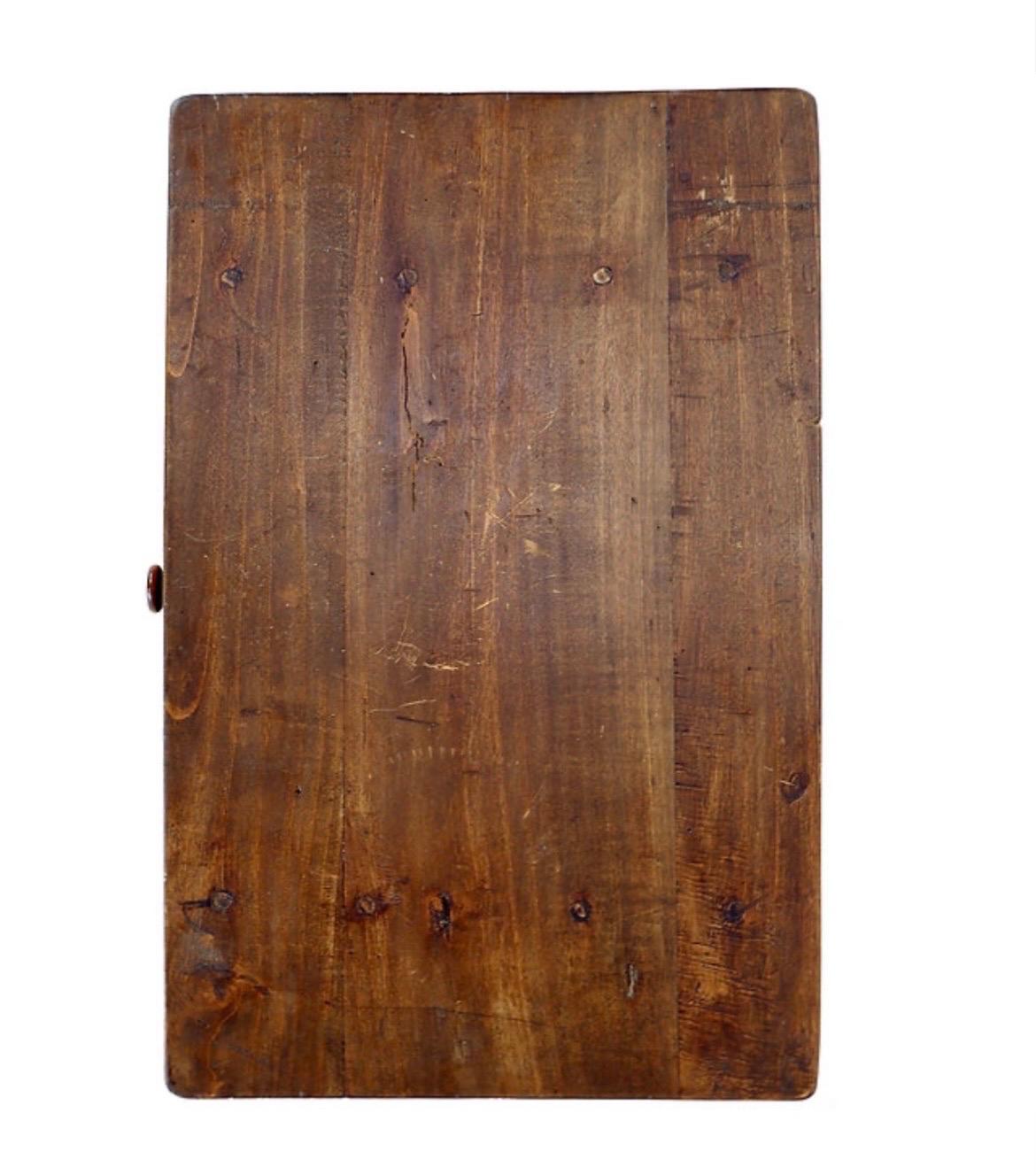 Table d'appoint espagnole en bois de châtaignier du 18e siècle en vente 1