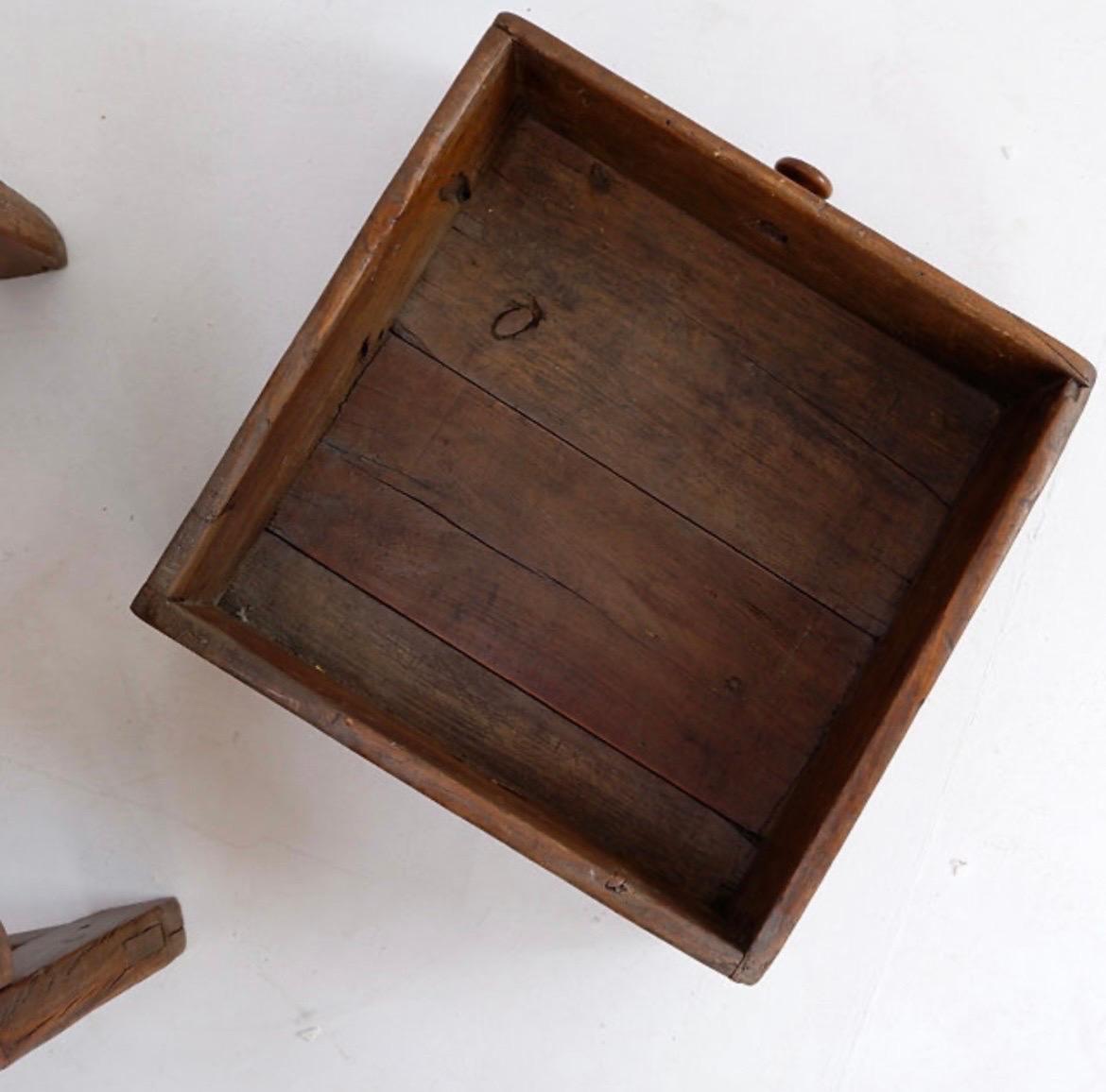 Table d'appoint espagnole en bois de châtaignier du 18e siècle en vente 2