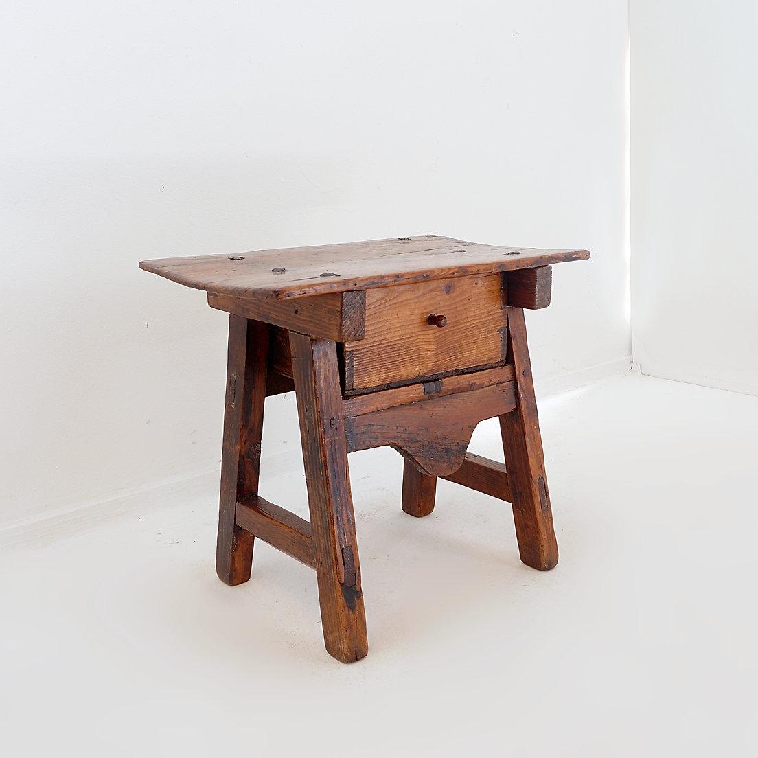 Table d'appoint ou table de nuit espagnole du 18ème siècle en bois de châtaignier en vente 3