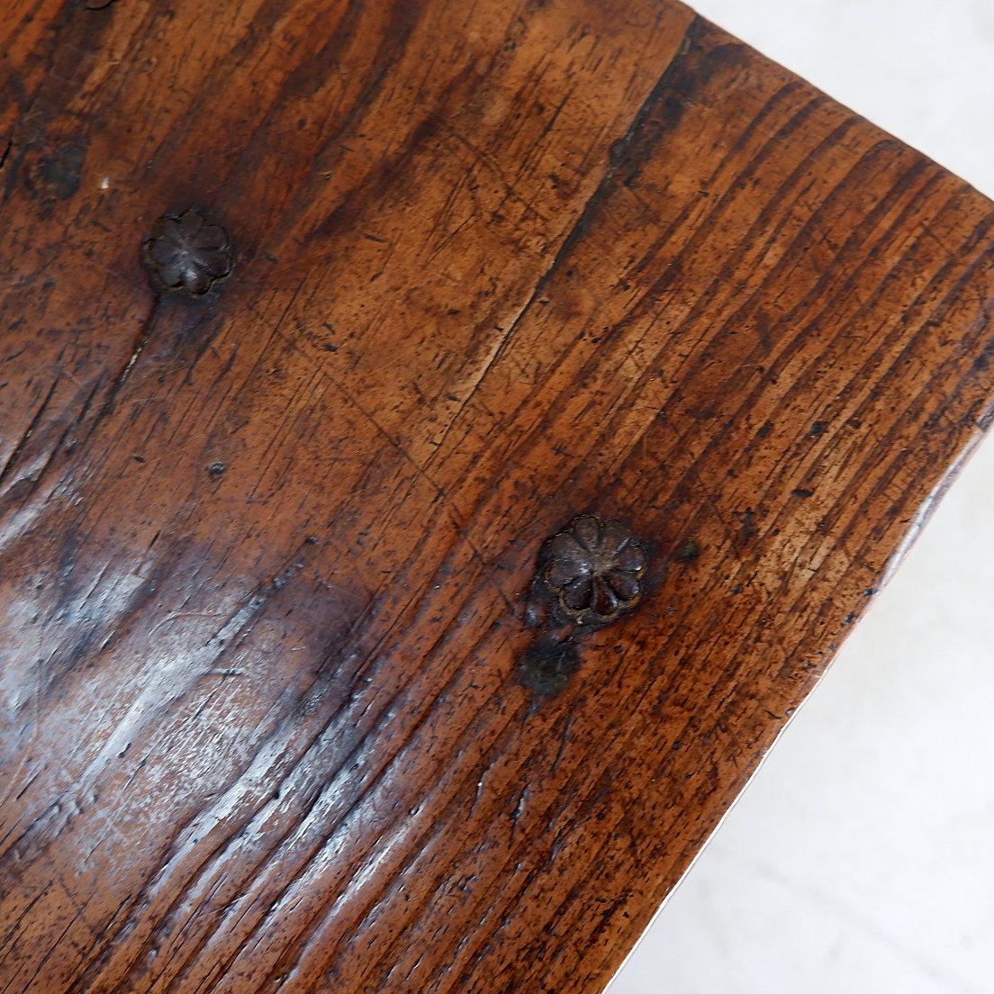 Table d'appoint ou table de nuit espagnole du 18ème siècle en bois de châtaignier en vente 4