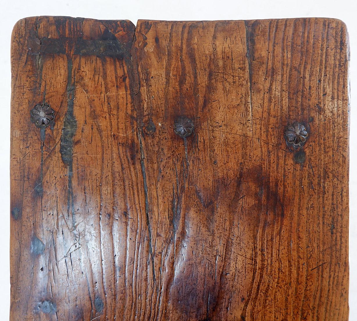 Table d'appoint ou table de nuit espagnole du 18ème siècle en bois de châtaignier en vente 6