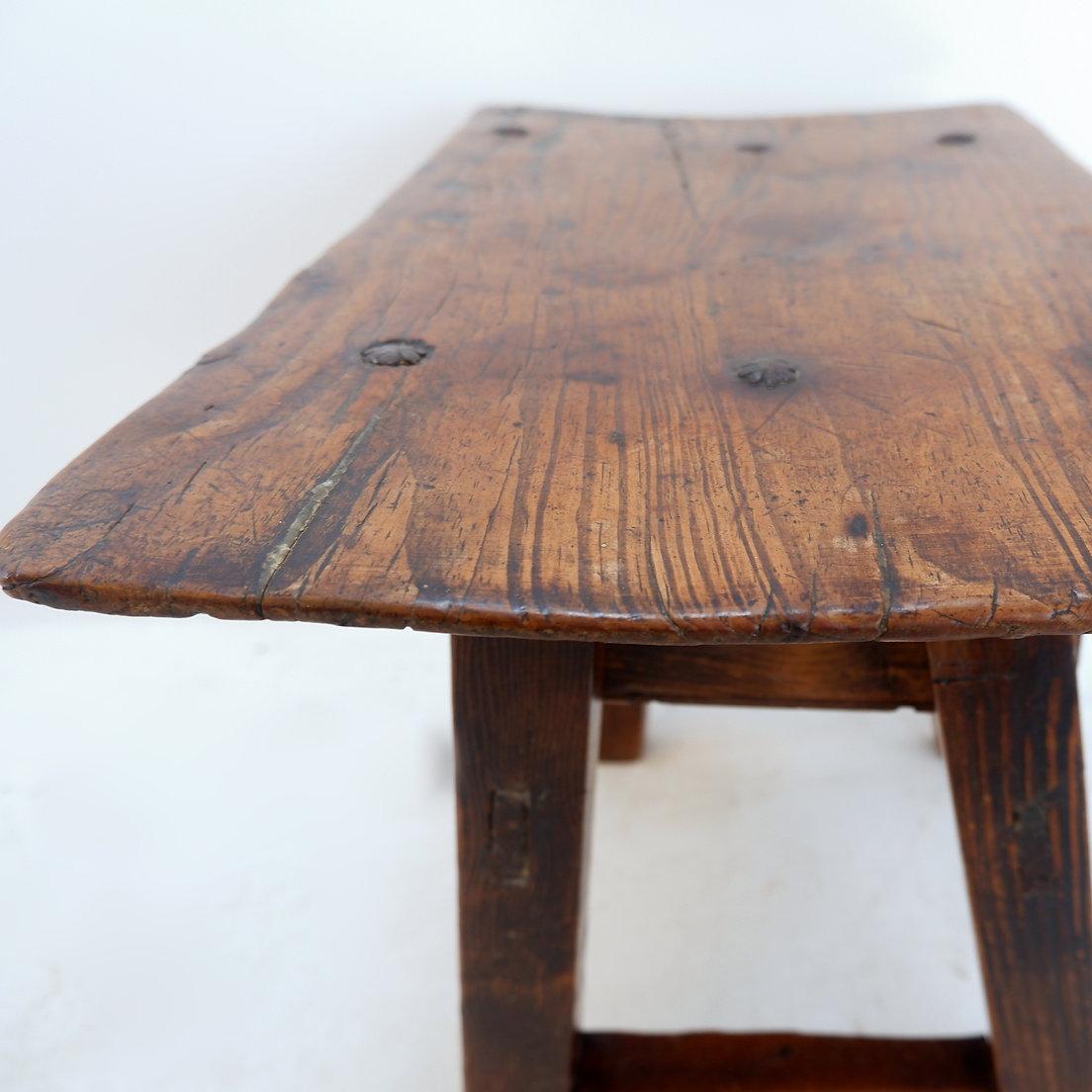 Table d'appoint ou table de nuit espagnole du 18ème siècle en bois de châtaignier en vente 7