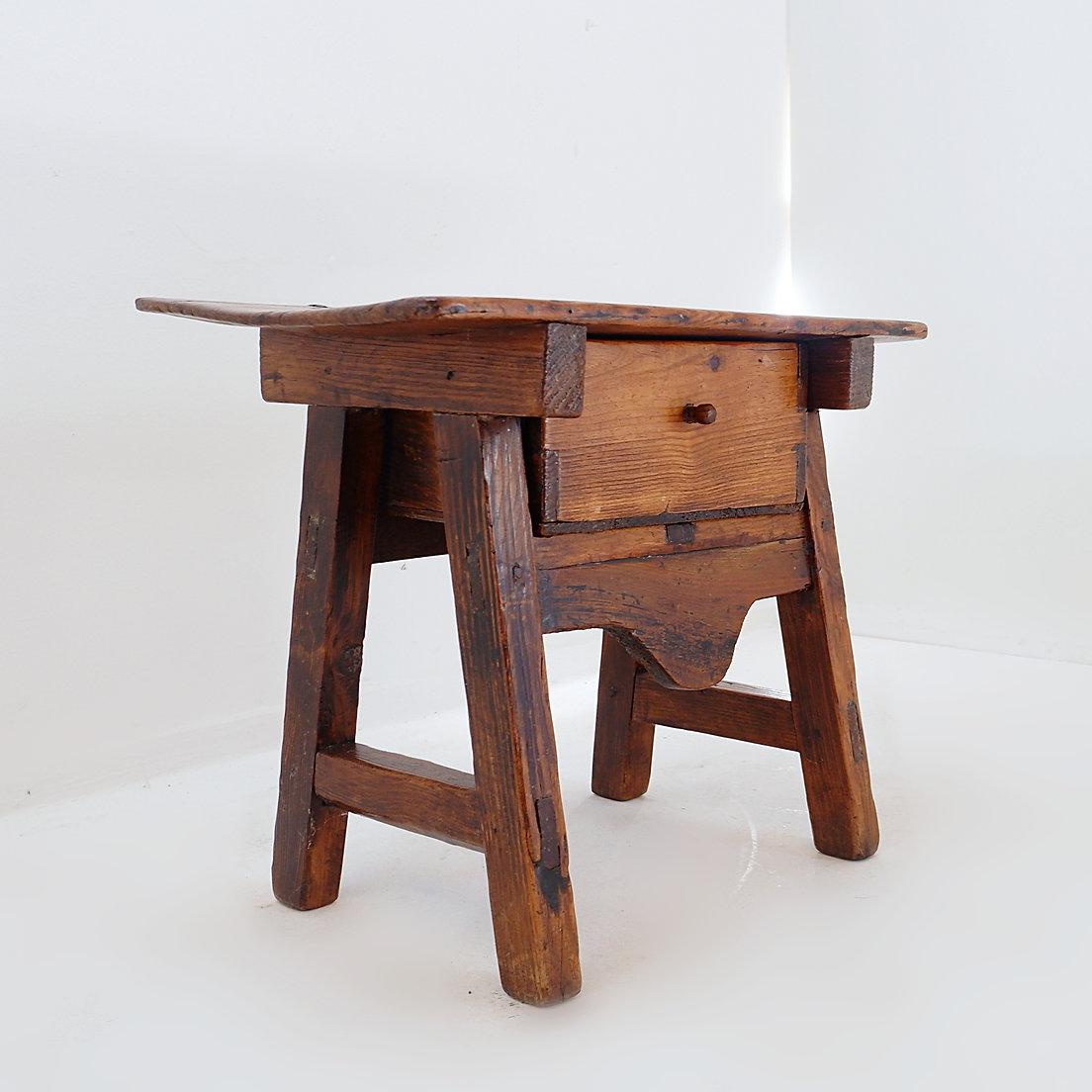 Table d'appoint espagnole en bois de châtaignier du 18e siècle
Art populaire - Arte Antiques - table de chalet
Dimensions : 57,5x34,5cm H:47cm 
Matériau : Bois 
Décoration rurale rustique - 18ème Une table d'appoint du milieu du 18ème siècle en bois