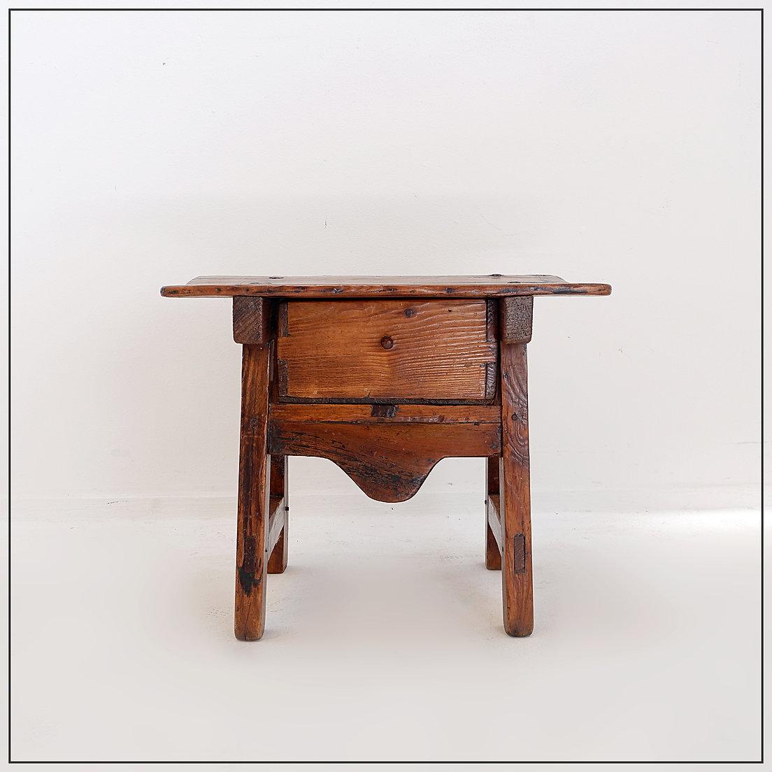 Rustique Table d'appoint ou table de nuit espagnole du 18ème siècle en bois de châtaignier en vente