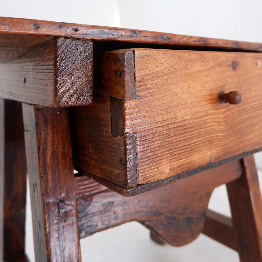 Espagnol Table d'appoint ou table de nuit espagnole du 18ème siècle en bois de châtaignier en vente