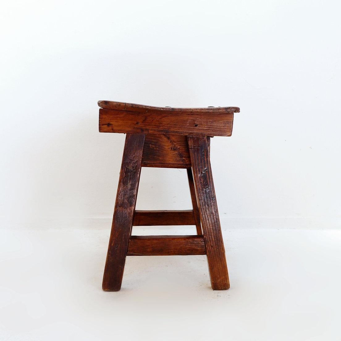 Table d'appoint ou table de nuit espagnole du 18ème siècle en bois de châtaignier Bon état - En vente à Linkebeek, BE