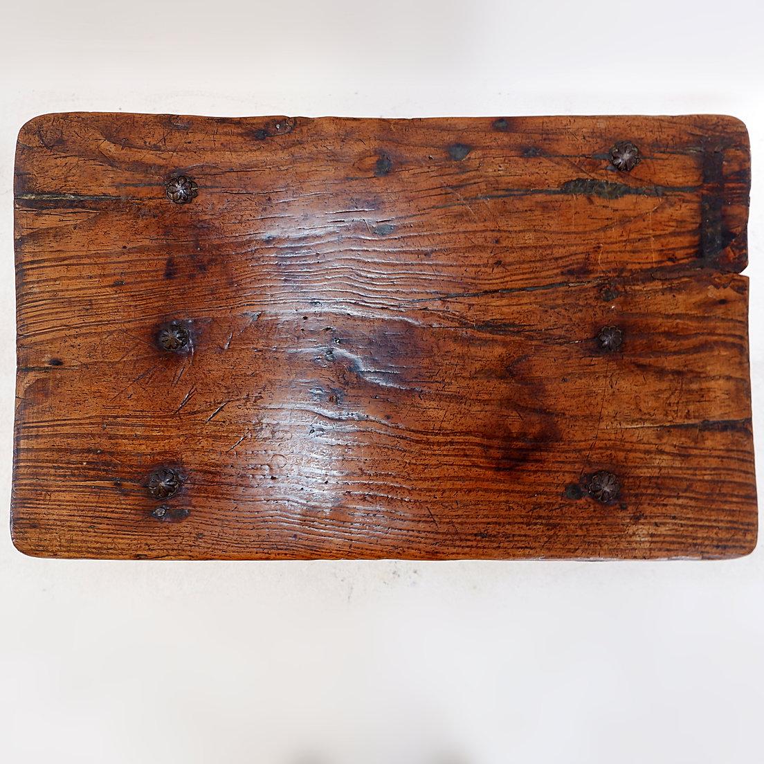 XVIIIe siècle et antérieur Table d'appoint ou table de nuit espagnole du 18ème siècle en bois de châtaignier en vente