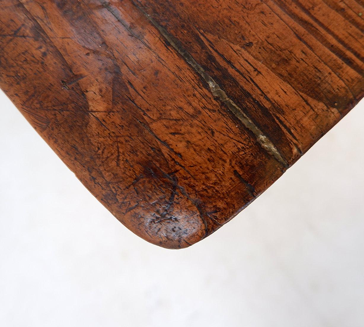 Bois Table d'appoint ou table de nuit espagnole du 18ème siècle en bois de châtaignier en vente