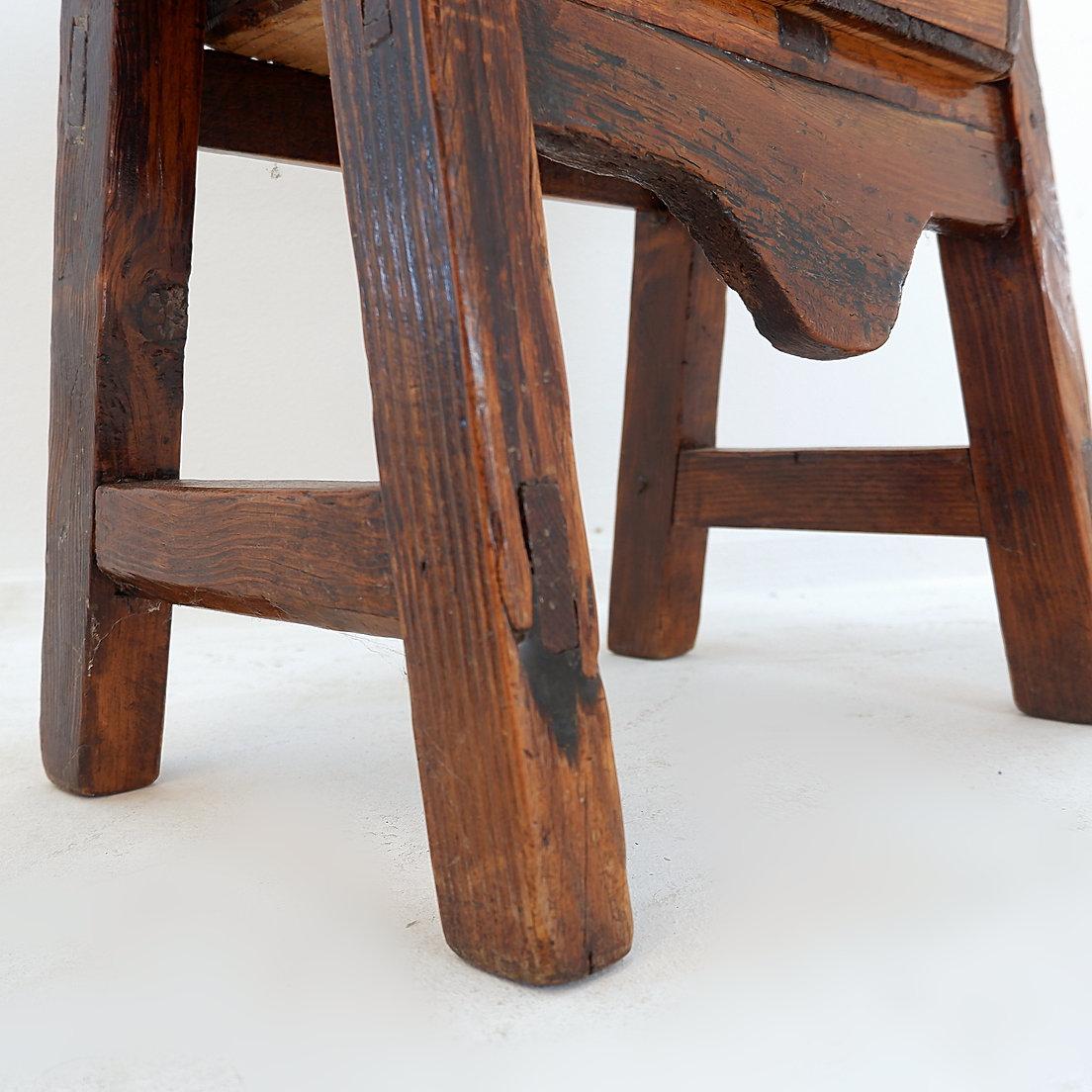 Table d'appoint ou table de nuit espagnole du 18ème siècle en bois de châtaignier en vente 1