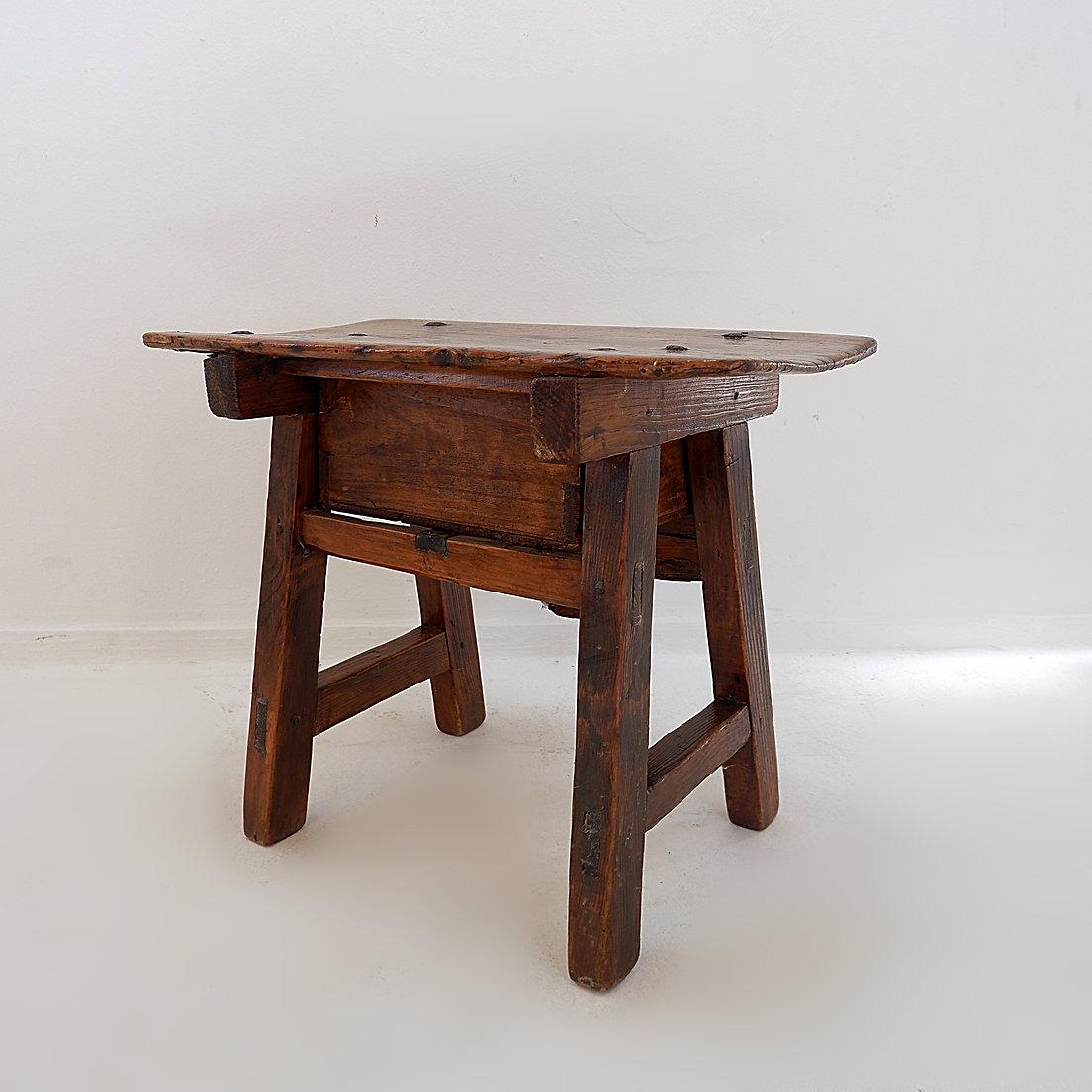 Table d'appoint ou table de nuit espagnole du 18ème siècle en bois de châtaignier en vente 2