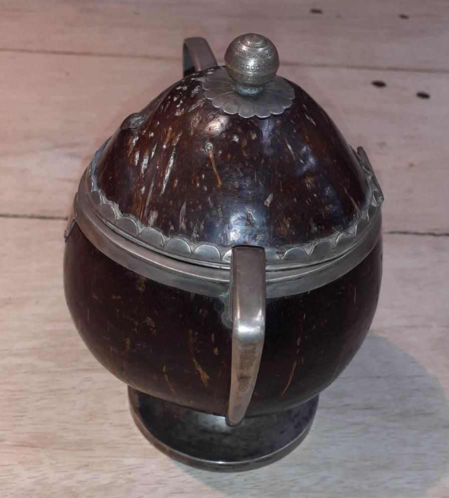 18th Century Spanish Coconut Husk Jar with Silver Fittings In Good Condition For Sale In Marbella, ES