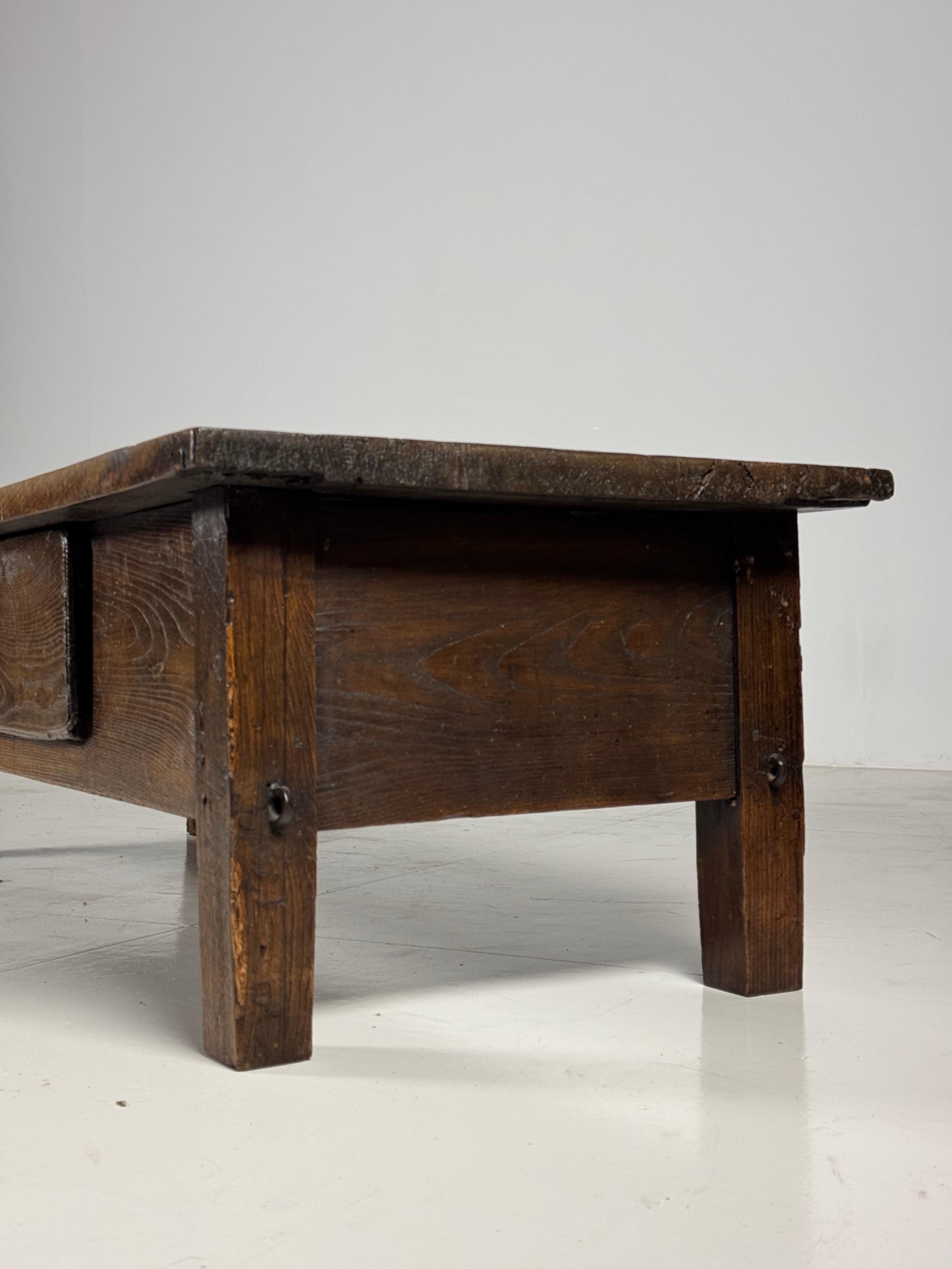 Table basse espagnole du 18e siècle en vente 9
