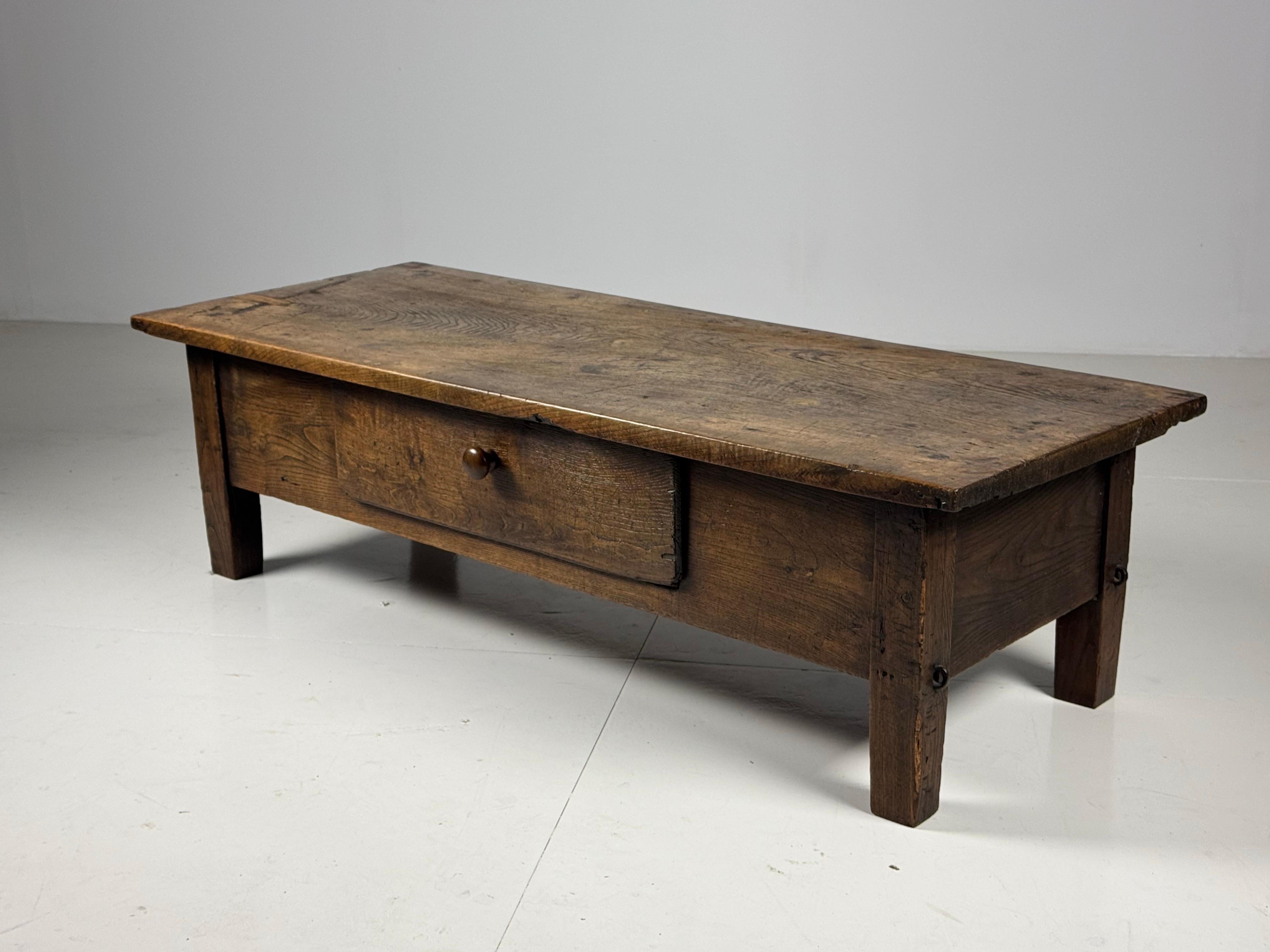 Table basse de campagne espagnole du 18e siècle. 1 tiroir sur le long côté. En très bon état. Robuste et solide. Belle couleur et patine.

Dimensions : 175L x 68D x 50H
