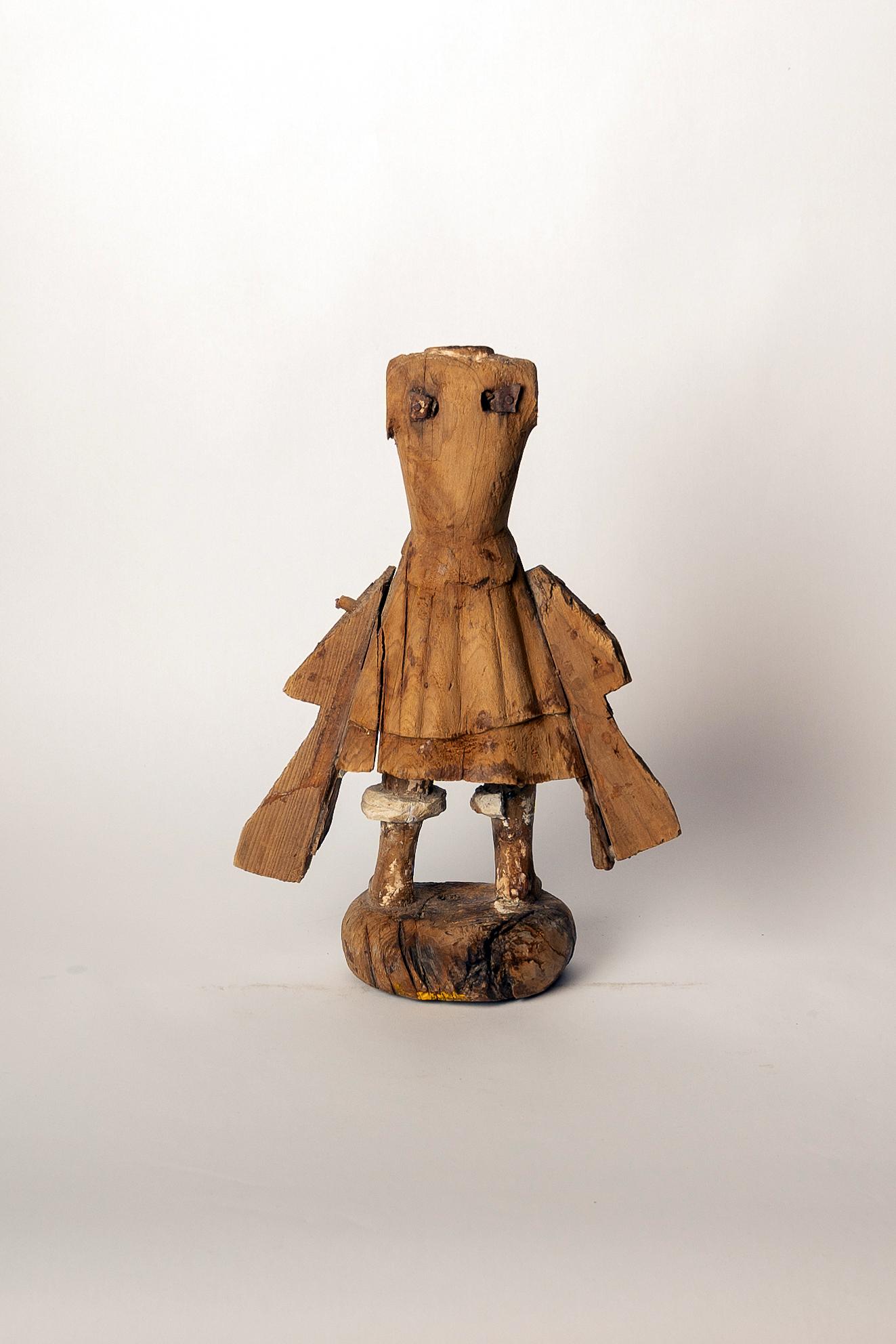 18th Century Spanish Colonial Archangel in carved sabino wood. In Distressed Condition For Sale In Guadalajra, Jal