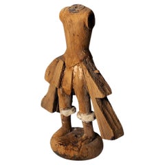 Arcángel colonial español del siglo XVIII en madera de sabino tallada.