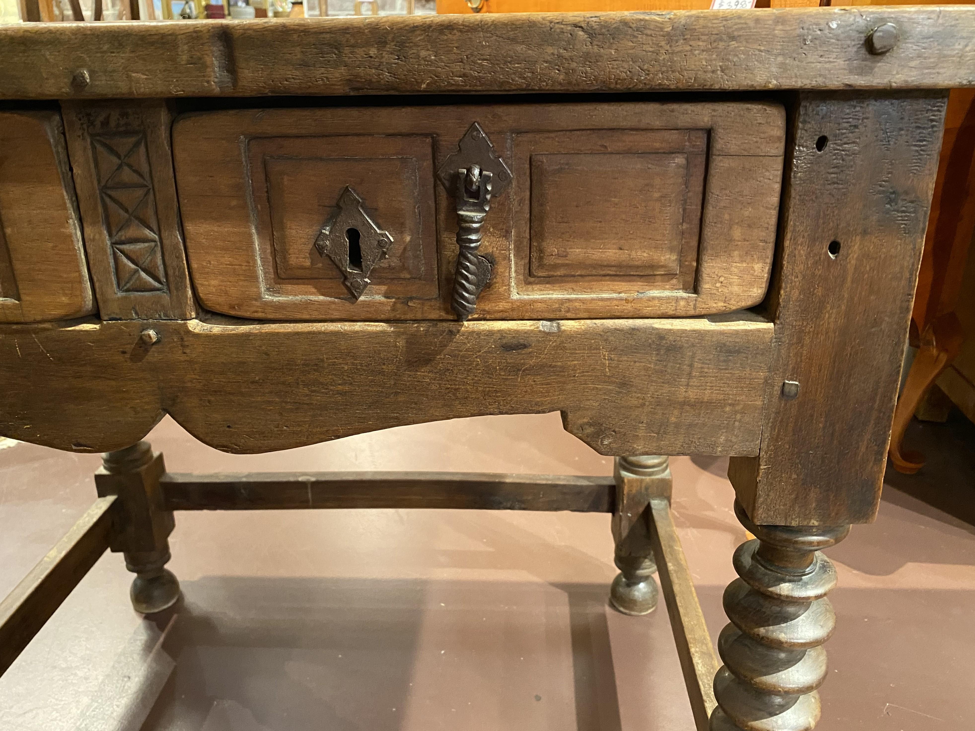 18. Jahrhundert Spanisch Kolonial Barock Nussbaum zwei Schublade Tisch im Angebot 3