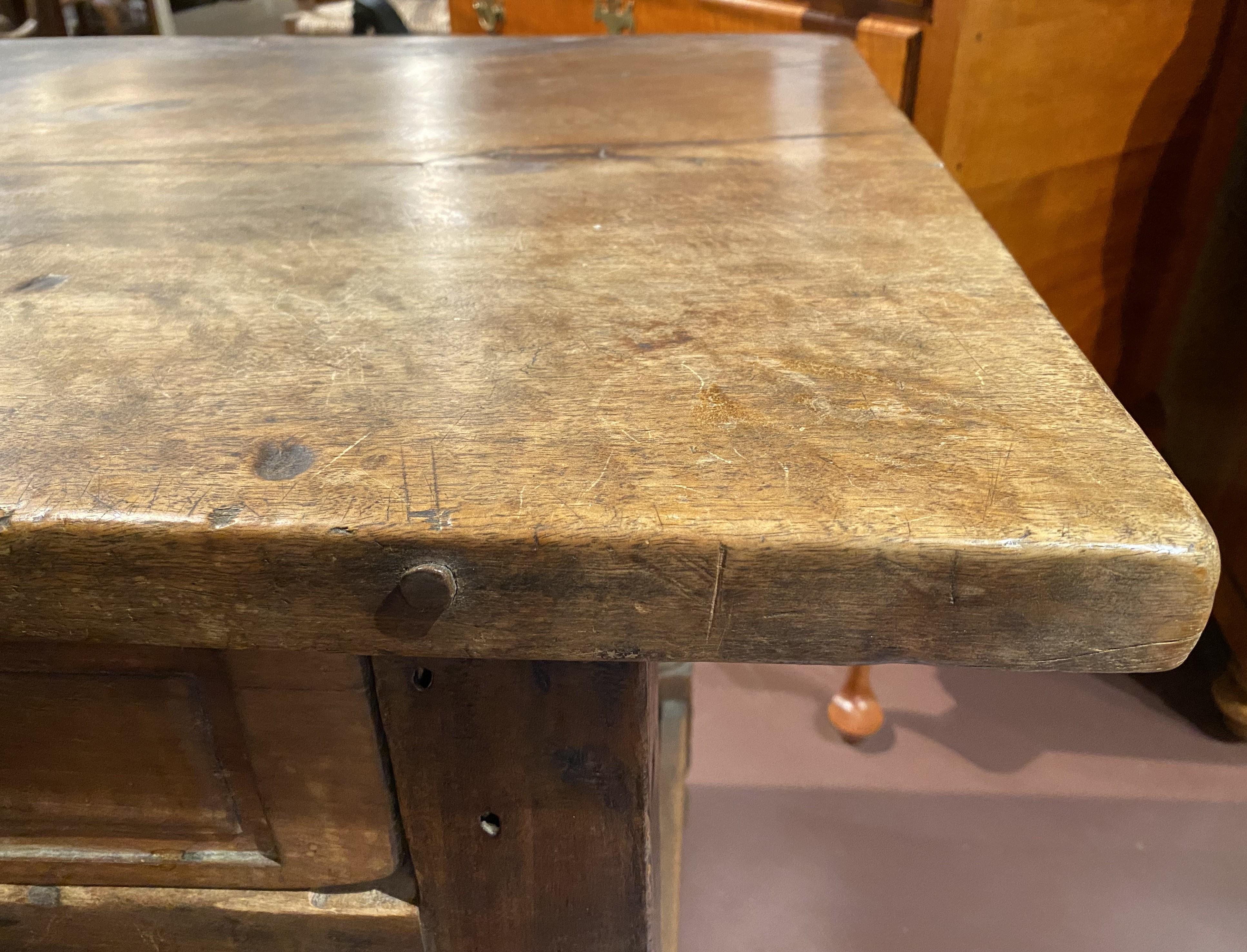 18. Jahrhundert Spanisch Kolonial Barock Nussbaum zwei Schublade Tisch im Angebot 5