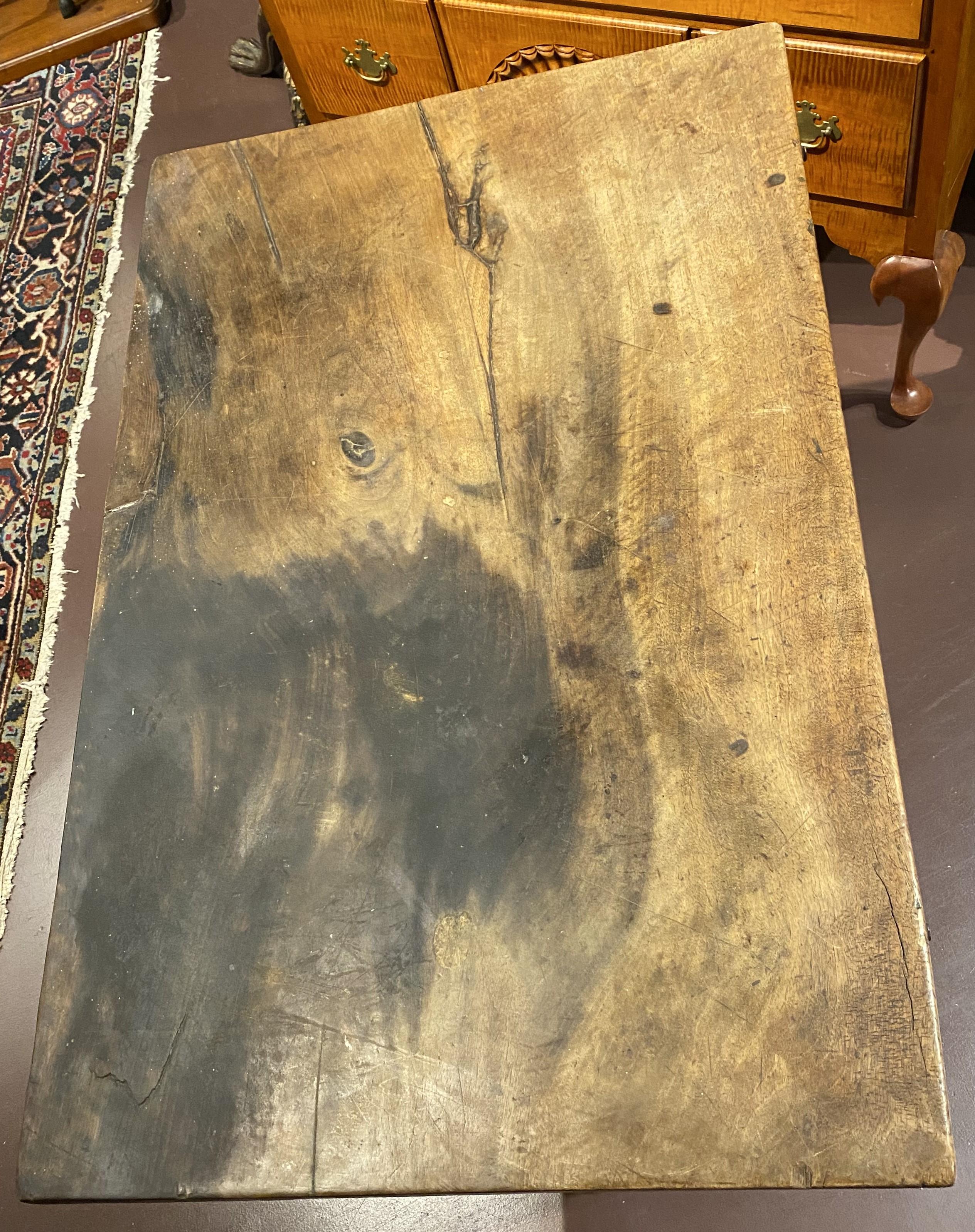 Ein gutes Beispiel für einen spanischen Kolonialbarocktisch mit zwei Schubladen aus massivem Nussbaumholz, mit originalen Schlossbeschlägen, Zapfenkonstruktion, gedrechselten Beinen und kräftigen Basisträgern. Datiert auf das 18. Jahrhundert in sehr
