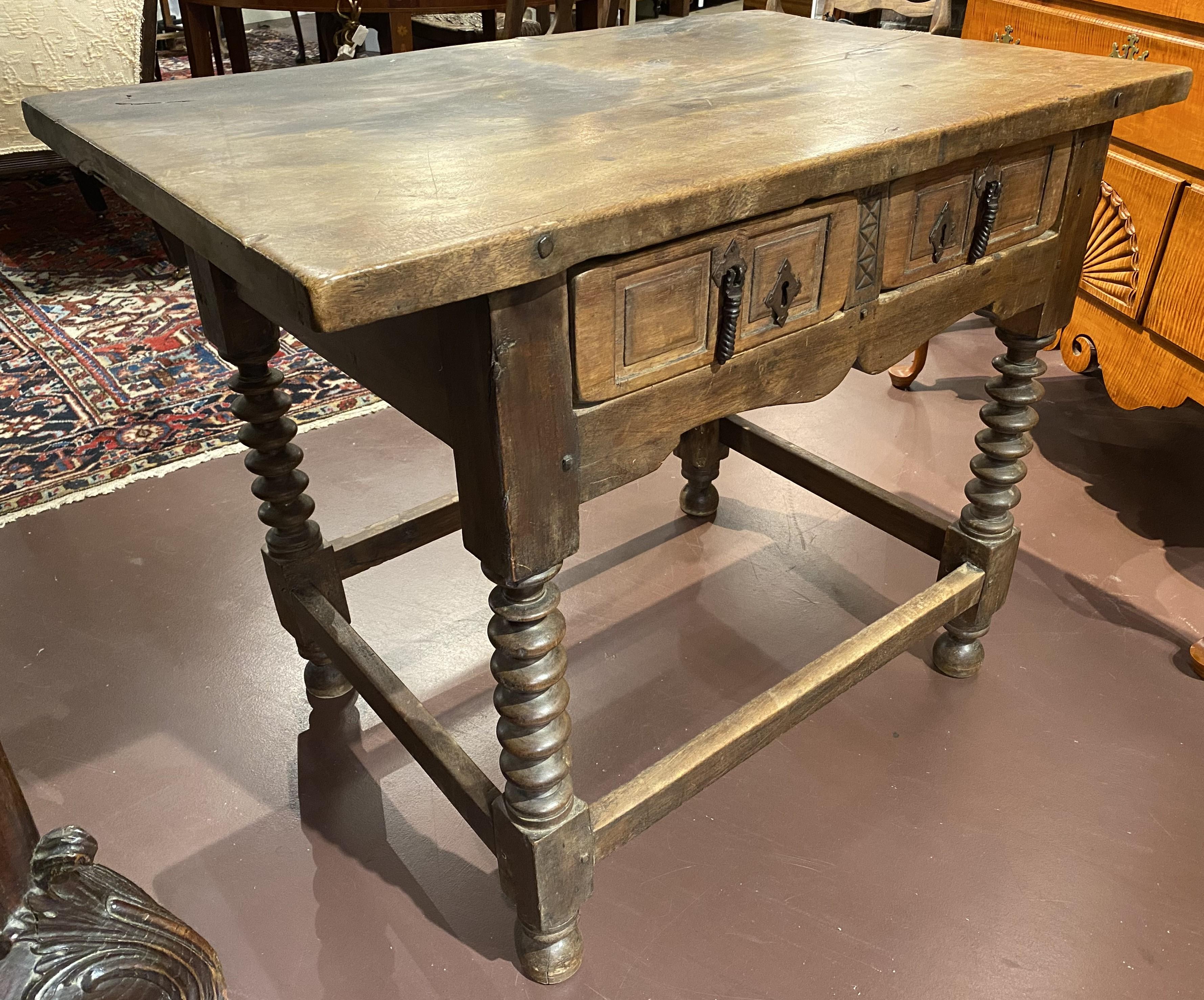 Colonial espagnol Table à deux tiroirs en noyer baroque colonial espagnol du XVIIIe siècle en vente