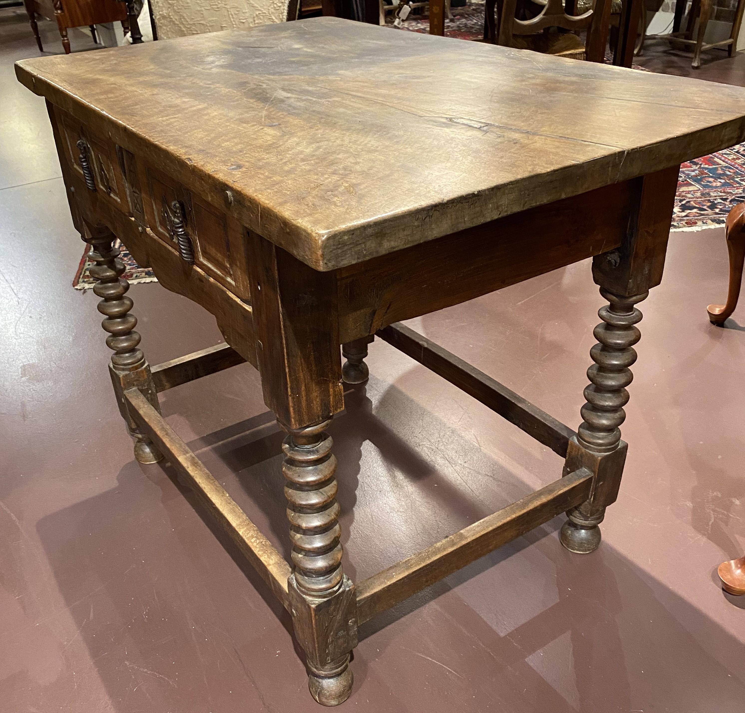 18. Jahrhundert Spanisch Kolonial Barock Nussbaum zwei Schublade Tisch (Handgeschnitzt) im Angebot