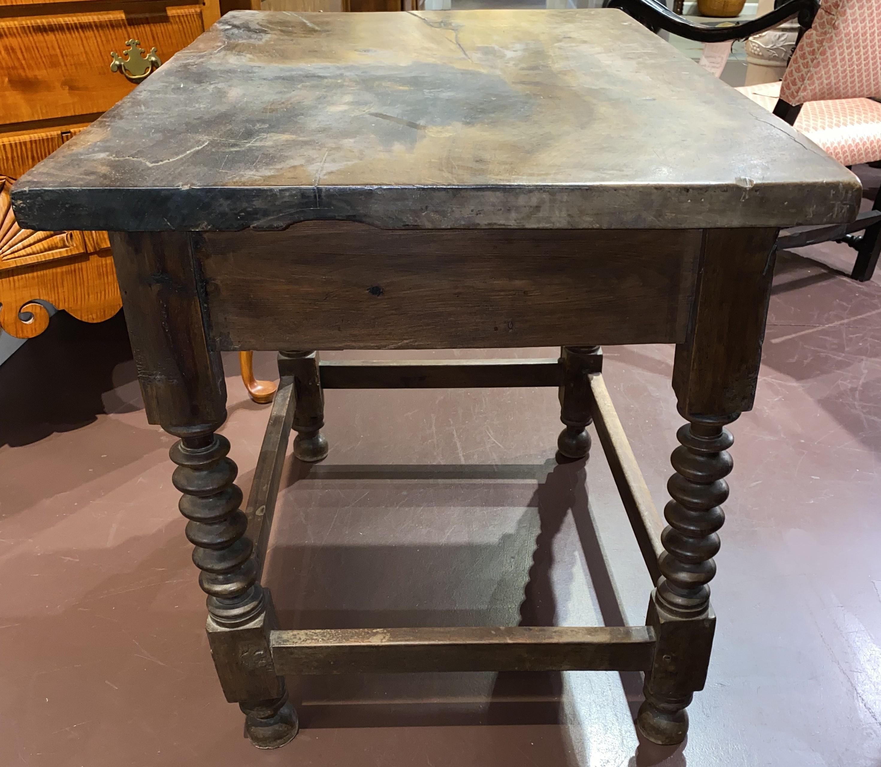 18. Jahrhundert Spanisch Kolonial Barock Nussbaum zwei Schublade Tisch (18. Jahrhundert und früher) im Angebot