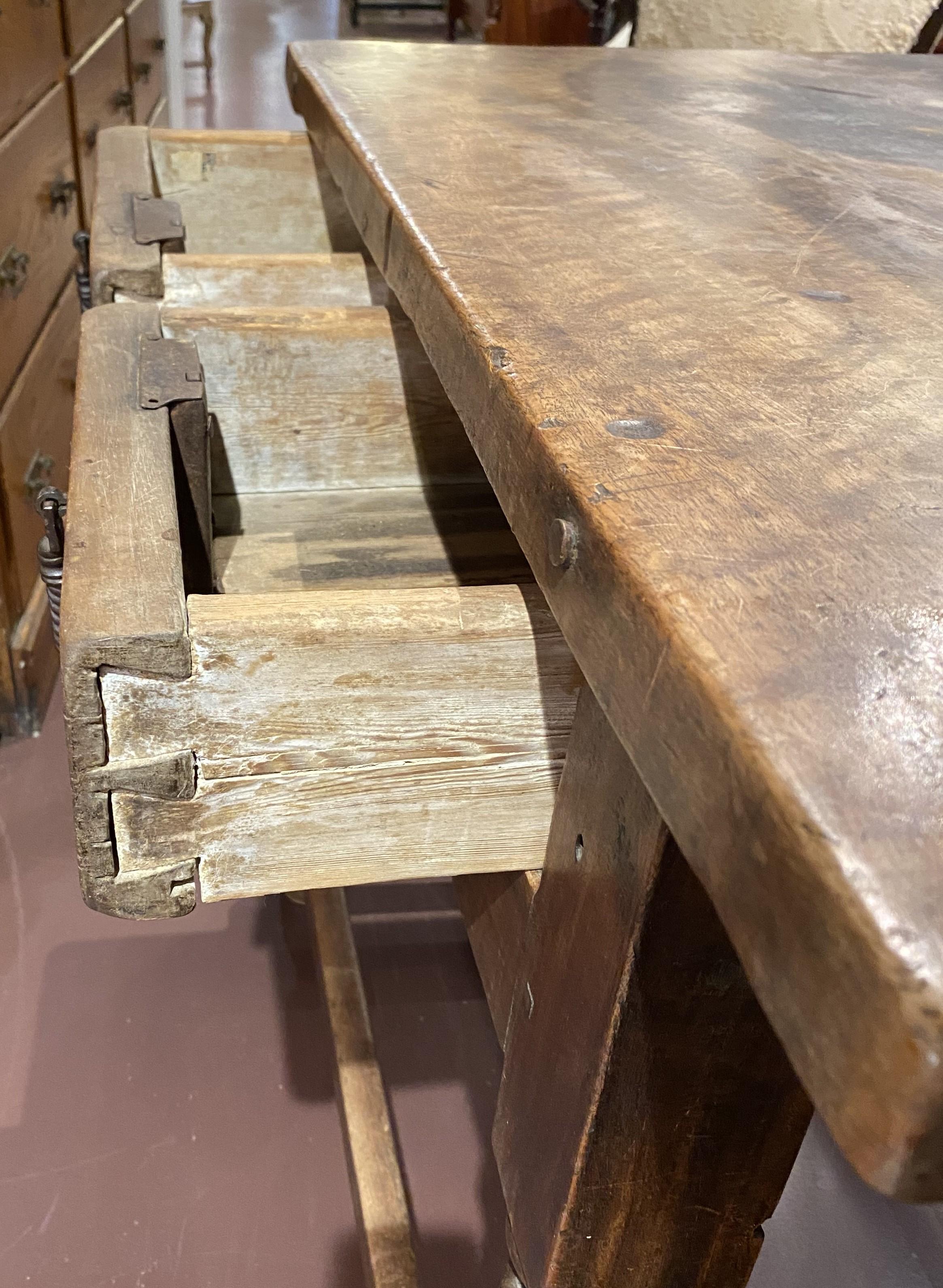 18. Jahrhundert Spanisch Kolonial Barock Nussbaum zwei Schublade Tisch (Schmiedeeisen) im Angebot