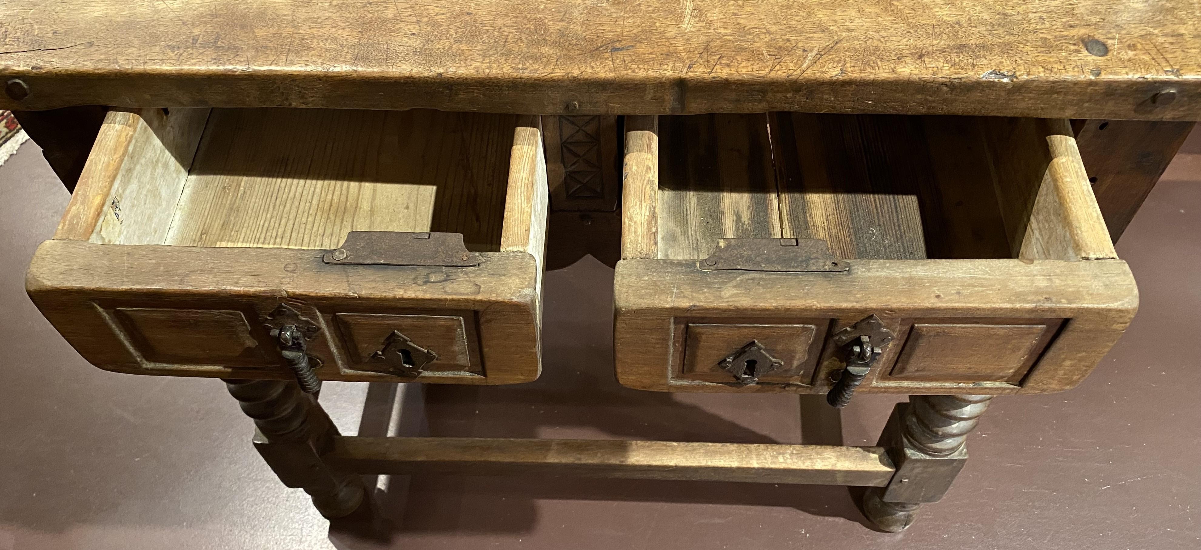 Fer forgé Table à deux tiroirs en noyer baroque colonial espagnol du XVIIIe siècle en vente